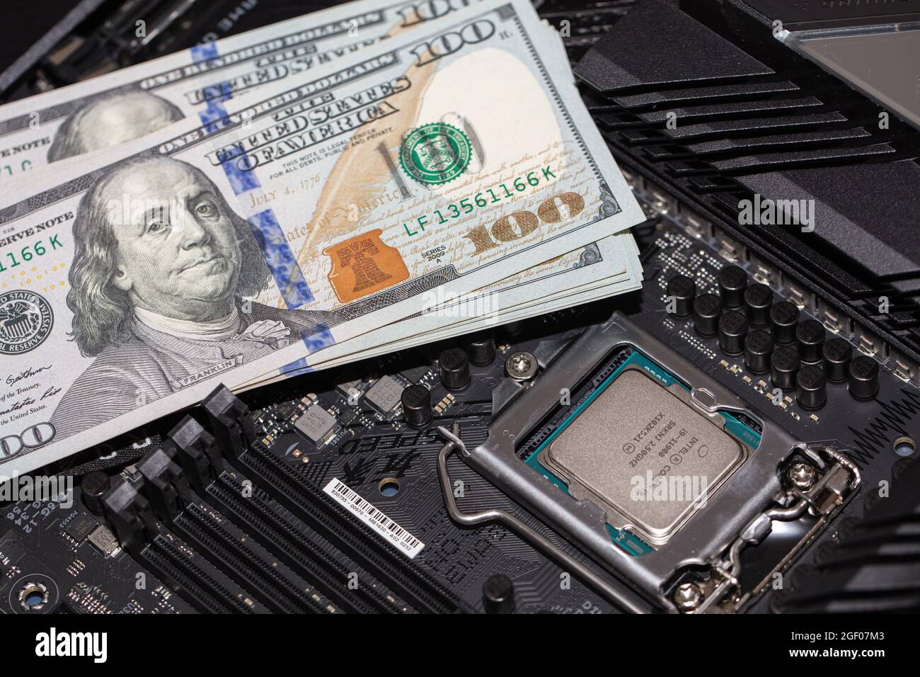 Kalifornien, USA - 21. August 2021: Nahaufnahme des Intel Core i9-11900 Prozessors und 100-Dollar-Banknoten Stockfoto