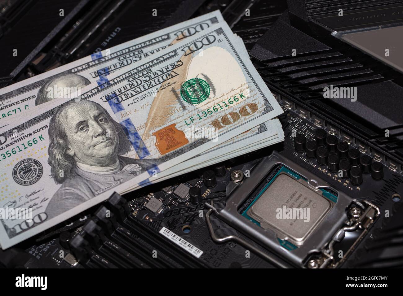 Kalifornien, USA - 21. August 2021: Nahaufnahme des Intel Core i9-11900 Prozessors und 100-Dollar-Banknoten Stockfoto
