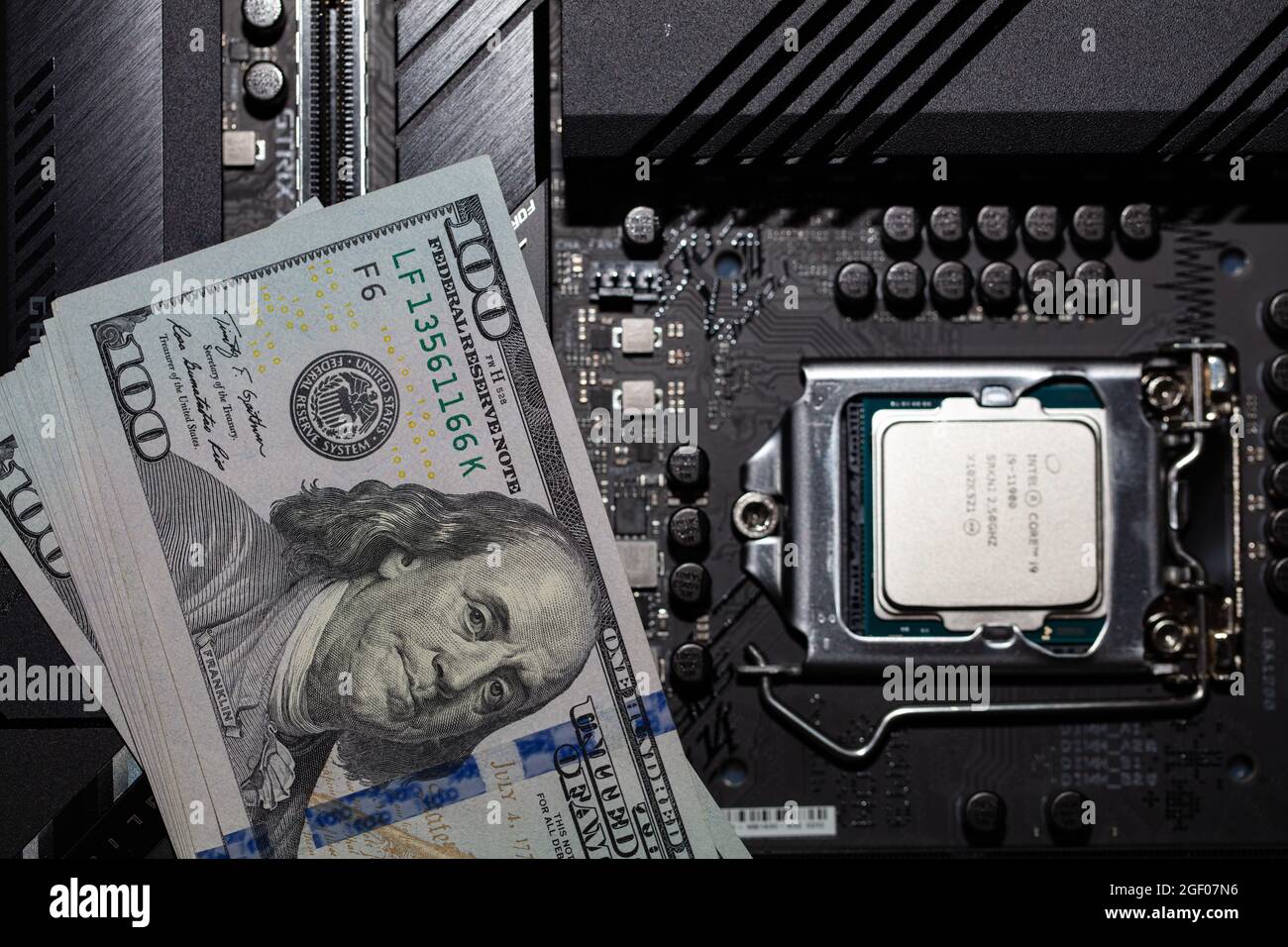 Kalifornien, USA - 21. August 2021: Nahaufnahme des Intel Core i9-11900 Prozessors und 100-Dollar-Banknoten Stockfoto