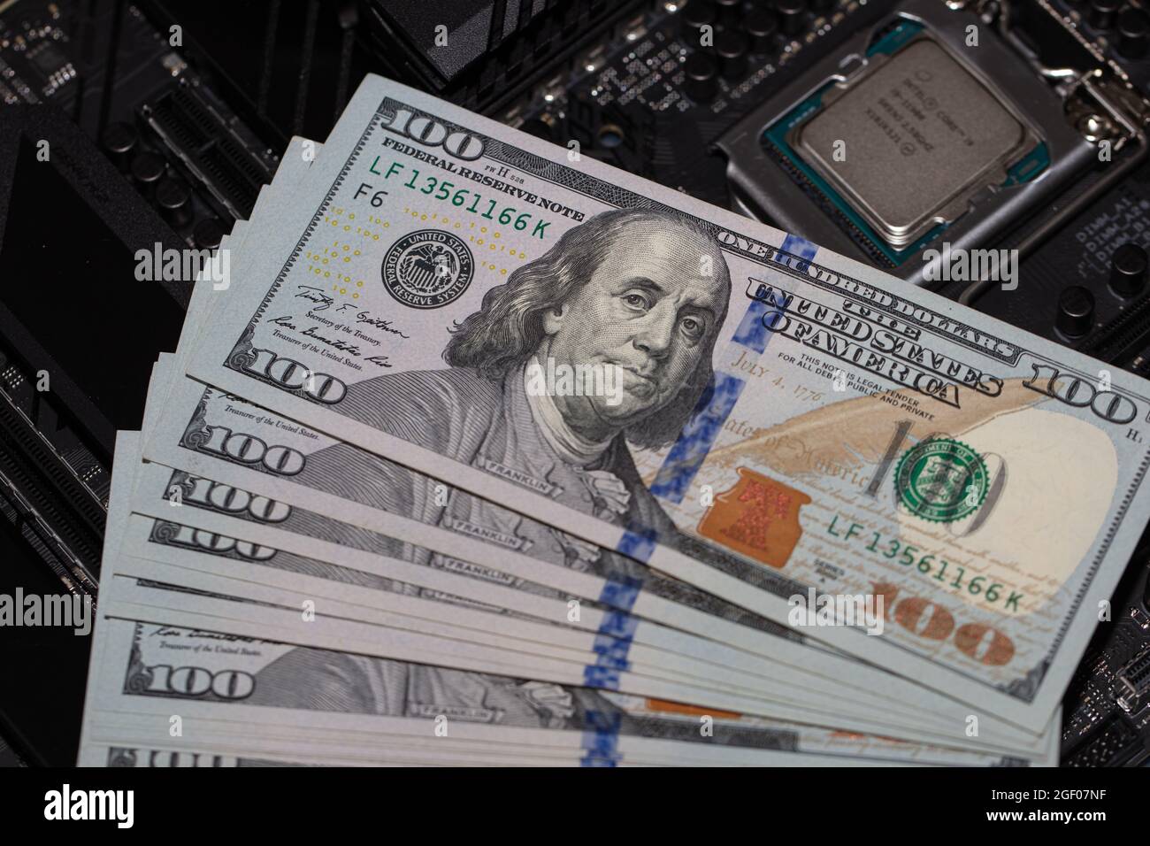 Kalifornien, USA - 21. August 2021: Nahaufnahme des Intel Core i9-11900 Prozessors und 100-Dollar-Banknoten Stockfoto