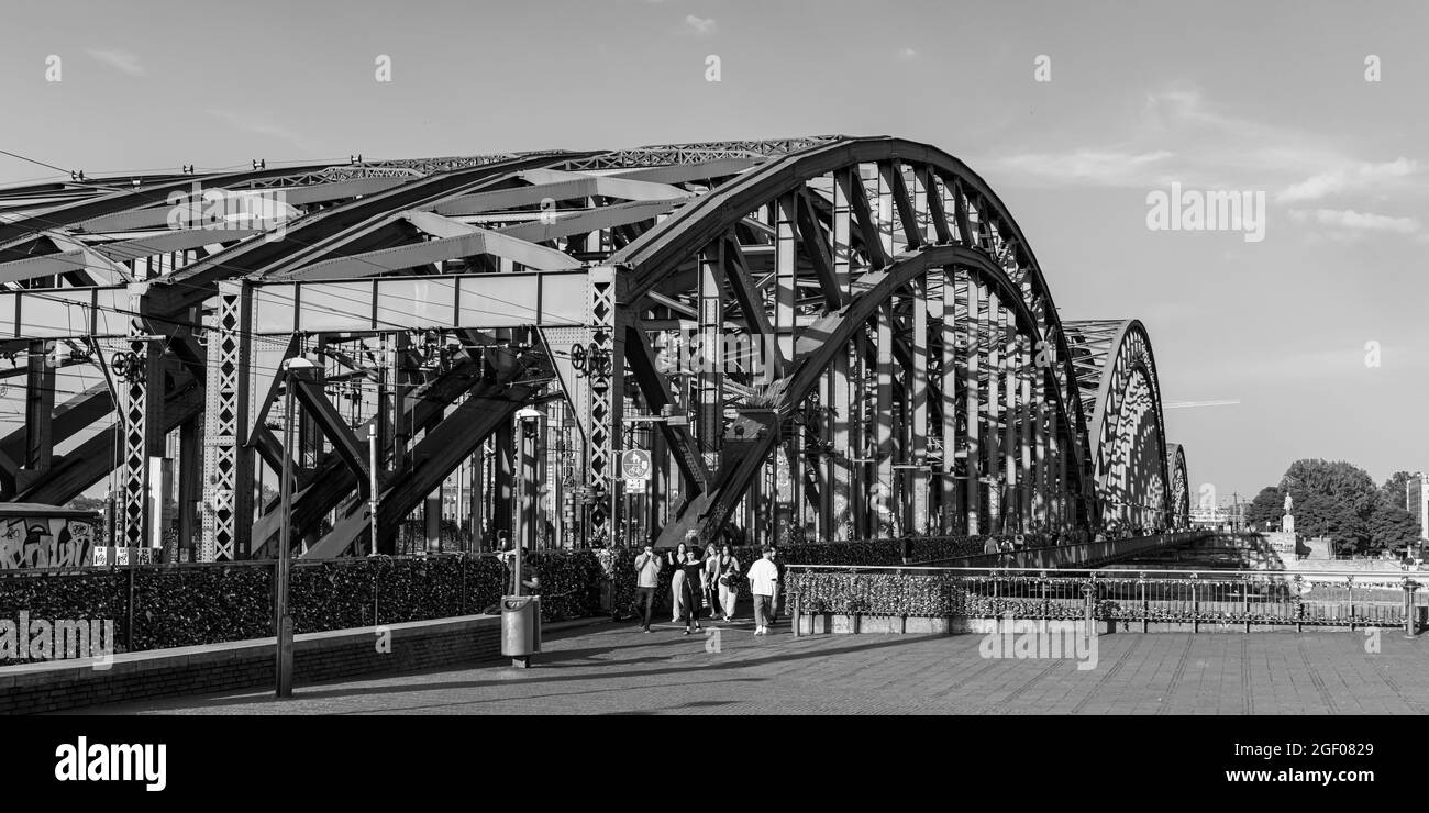 Berühmte Hohenzollernbrücke in Köln, die zum Dom führt - STADT KÖLN, DEUTSCHLAND - 25. JUNI 2021 Stockfoto