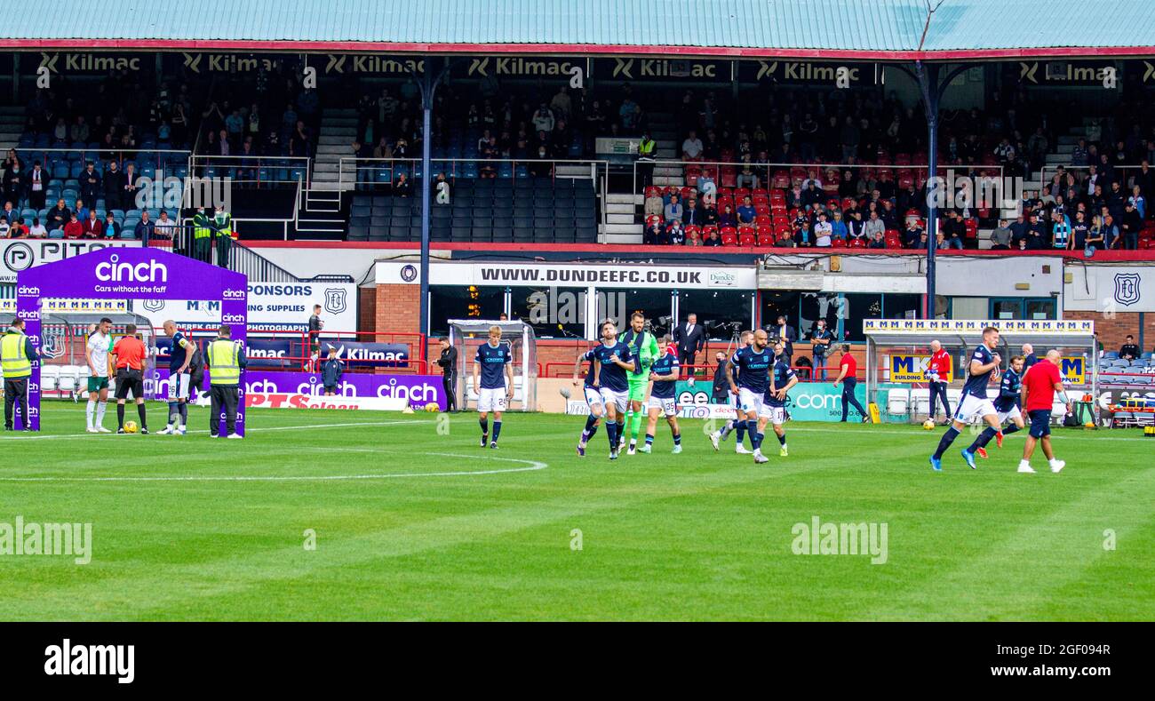 Dundee, Tayside, Schottland, Großbritannien. August 2021. Schottische Premiership: Dundee FC vs Hibernian: Cinch schottische Premiership-Aufnahme Dundee FC gegen Edinburghs Hibernian im Dens Park Kilmac Stadium in Dundee wurde für die Live-Fernsehübertragung von Sky Sports ausgewählt. Hibernian wechselte an die Spitze der schottischen Premiership, obwohl Paul McGowans späte Kopfzeile Dundee in einem pulsierenden Unentschieden von 2-2 einen Punkt eingab. Kredit: Dundee Photographics/Alamy Live Nachrichten Stockfoto
