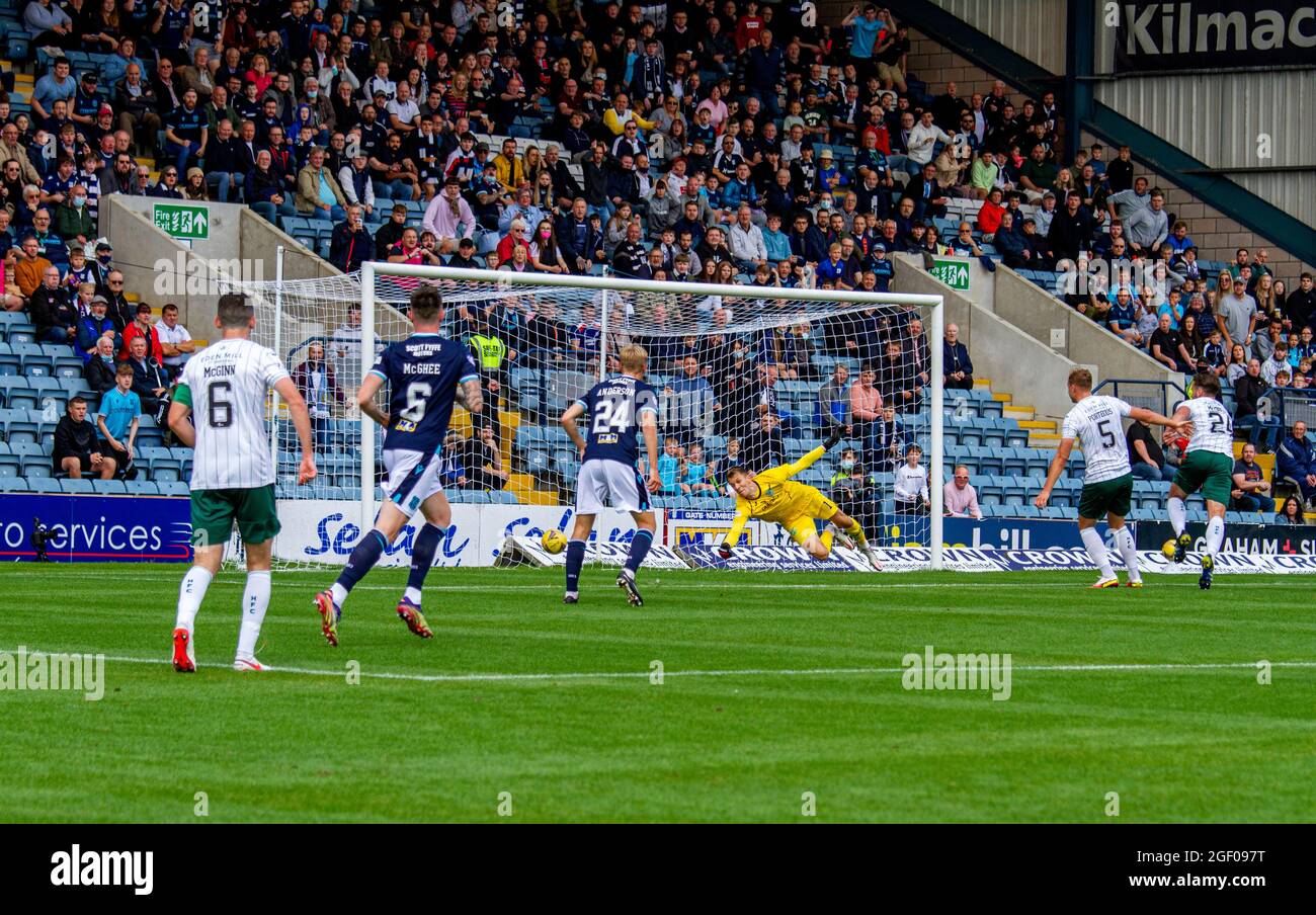 Dundee, Tayside, Schottland, Großbritannien. August 2021. Schottische Premiership: Dundee FC vs Hibernian: Cinch schottische Premiership-Aufnahme Dundee FC gegen Edinburghs Hibernian im Dens Park Kilmac Stadium in Dundee wurde für die Live-Fernsehübertragung von Sky Sports ausgewählt. Hibernian wechselte an die Spitze der schottischen Premiership, obwohl Paul McGowans späte Kopfzeile Dundee in einem pulsierenden Unentschieden von 2-2 einen Punkt eingab. Jason Cummings von Dundee erzielte in der 11. Spielminute das Eröffnungstreffer. Kredit: Dundee Photographics/Alamy Live Nachrichten Stockfoto