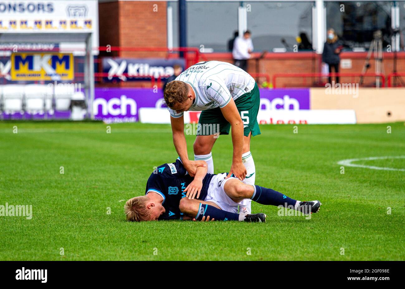 Dundee, Tayside, Schottland, Großbritannien. August 2021. Schottische Premiership: Dundee FC vs Hibernian: Cinch schottische Premiership-Aufnahme Dundee FC gegen Edinburghs Hibernian im Dens Park Kilmac Stadium in Dundee wurde für die Live-Fernsehübertragung von Sky Sports ausgewählt. Hibernian wechselte an die Spitze der schottischen Premiership, obwohl Paul McGowans späte Kopfzeile Dundee in einem pulsierenden Unentschieden von 2-2 einen Punkt eingab. Kredit: Dundee Photographics/Alamy Live Nachrichten Stockfoto