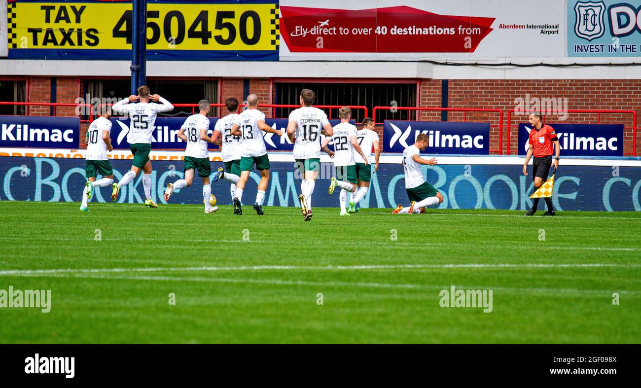 Dundee, Tayside, Schottland, Großbritannien. August 2021. Schottische Premiership: Dundee FC vs Hibernian: Cinch schottische Premiership-Aufnahme Dundee FC gegen Edinburghs Hibernian im Dens Park Kilmac Stadium in Dundee wurde für die Live-Fernsehübertragung von Sky Sports ausgewählt. Hibernian wechselte an die Spitze der schottischen Premiership, obwohl Paul McGowans späte Kopfzeile Dundee in einem pulsierenden Unentschieden von 2-2 einen Punkt eingab. Hibs Ryan Porteus erzielte ein Tor in der 59. Minute. Kredit: Dundee Photographics/Alamy Live Nachrichten Stockfoto