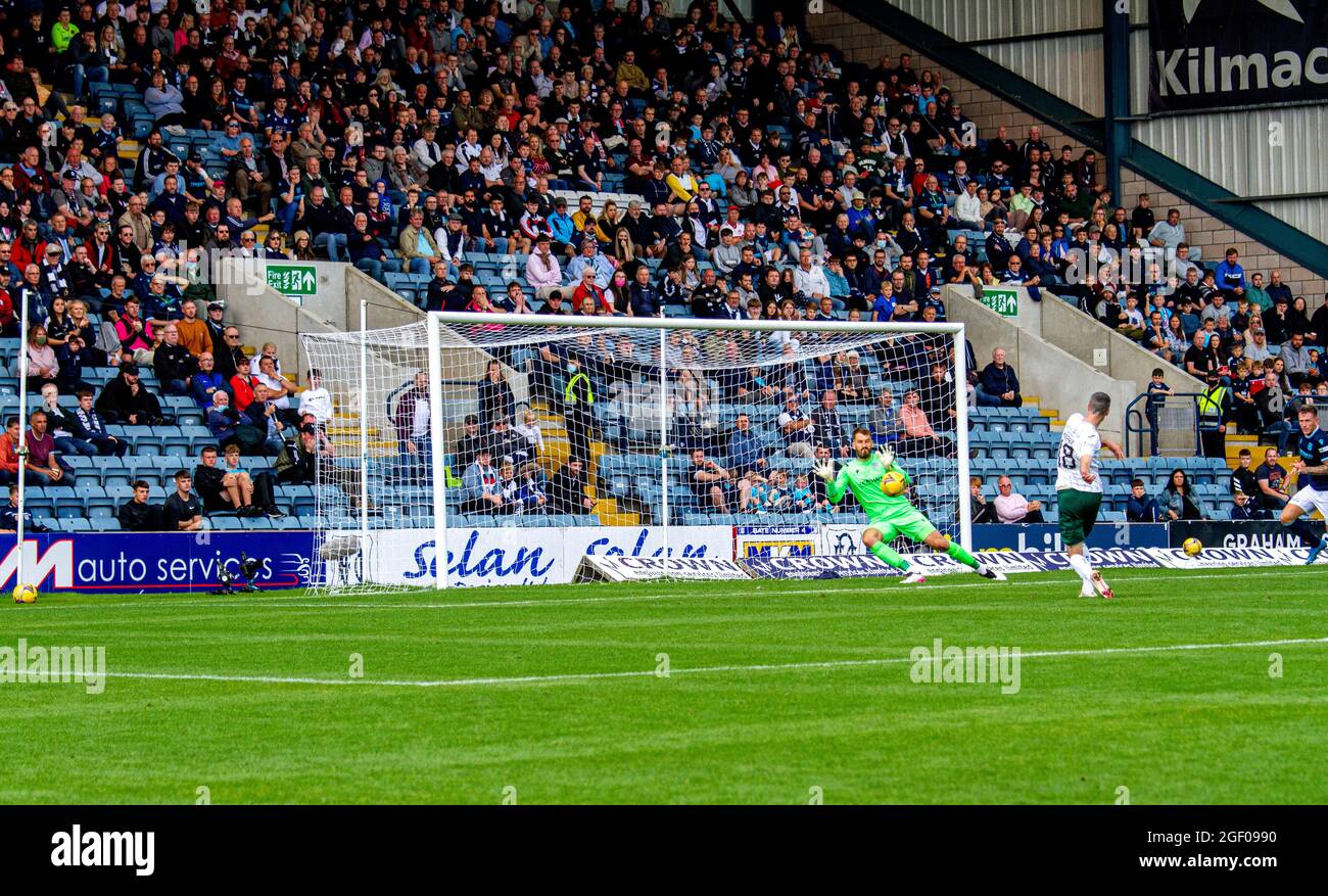 Dundee, Tayside, Schottland, Großbritannien. August 2021. Schottische Premiership: Dundee FC vs Hibernian: Cinch schottische Premiership-Aufnahme Dundee FC gegen Edinburghs Hibernian im Dens Park Kilmac Stadium in Dundee wurde für die Live-Fernsehübertragung von Sky Sports ausgewählt. Hibernian wechselte an die Spitze der schottischen Premiership, obwohl Paul McGowans späte Kopfzeile Dundee in einem pulsierenden Unentschieden von 2-2 einen Punkt eingab. Kredit: Dundee Photographics/Alamy Live Nachrichten Stockfoto