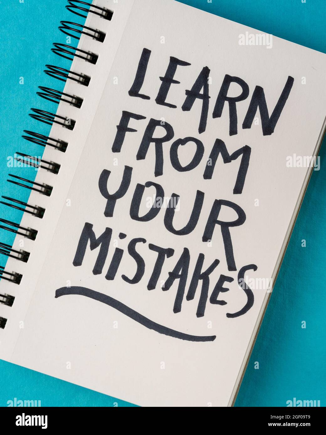 Lernen Sie aus Ihren Fehlern Erinnerung - Handschrift in einer Spirale Skizzenbuch, Lernen, Entschlossenheit und Ausdauer Konzept Stockfoto