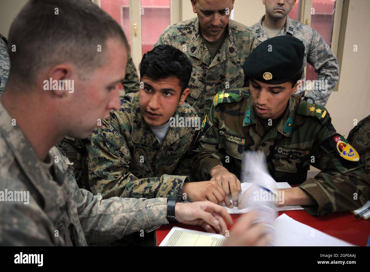 Mitglieder der afghanischen Nationalarmee und US-Streitkräfte planen am 24. Januar eine Luftangriff-Mission im Kontingenzposten Connolly in Nangarhar, Afghanistan. Stockfoto