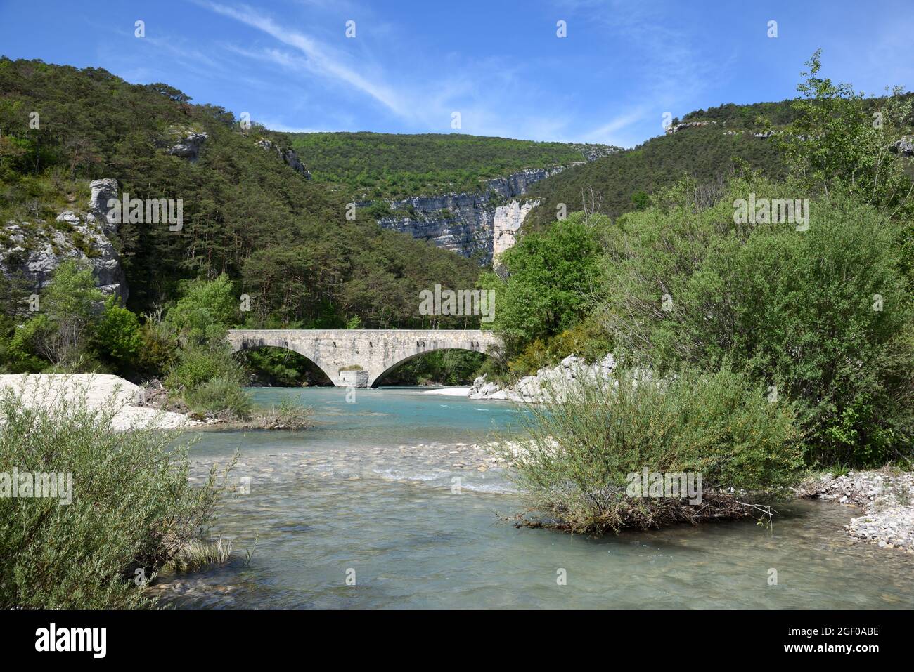 Historische Pont du Carajuan oder steinerne Carajuan-Brücke über den Fluss Verdon in der Nähe von Rougon Alpes-de-Haute-Provence Provence Frankreich Stockfoto