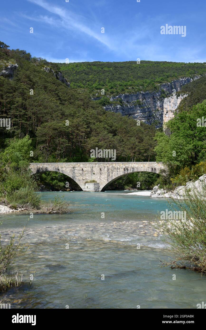 Historische Pont du Carajuan oder steinerne Carajuan-Brücke über den Fluss Verdon in der Nähe von Rougon Alpes-de-Haute-Provence Provence Frankreich Stockfoto