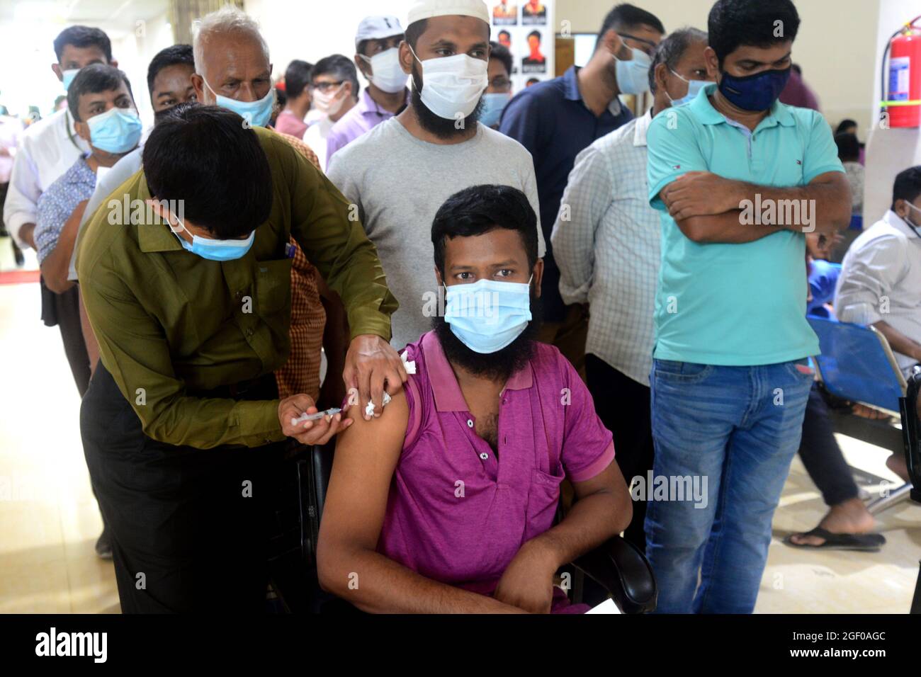 Die Menschen erhalten eine zweite Dosis des Impfstoffs Moderna COVID19 während der Massenimpfung im Shamoli-Impfzentrum in Dhaka, Bangladesch, 22. August 2021. Stockfoto