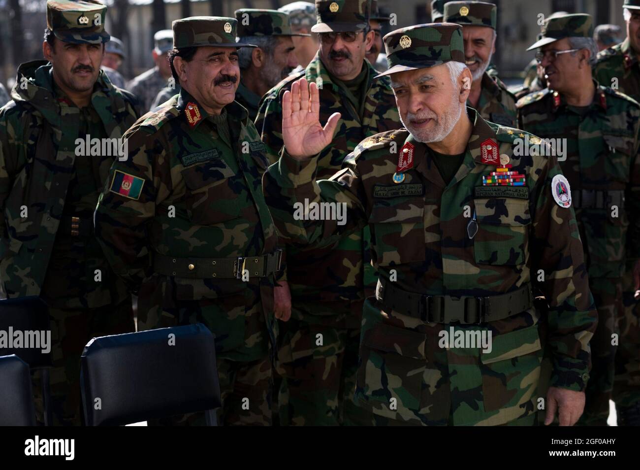 KABUL, Afghanistan (Feb 9, 2011) - der Generalmajor Shir Zazai, Kommandant der Nationalen Militärakademie der afghanischen Armee, begrüßt die Offiziere während eines Bandschneidens an der Akademie am 9. Februar 2011 in Kabul, Afghanistan. Der Bandschnitt feiert die Eröffnung eines neuen Gebäudes mit 32 Klassenzimmern und einer Bibliothek sowie die Erhöhung der Schülerkapazität um mehr als 300. Die Berater der NATO-Ausbildungsmission und Afghanistans leiten die Instruktoren der afghanischen Nationalarmee, die den Großteil der Ausbildung an der Akademie durchführen sollen. (USA Navy Foto von Petty Officer 2nd Class Ernesto Hern Stockfoto