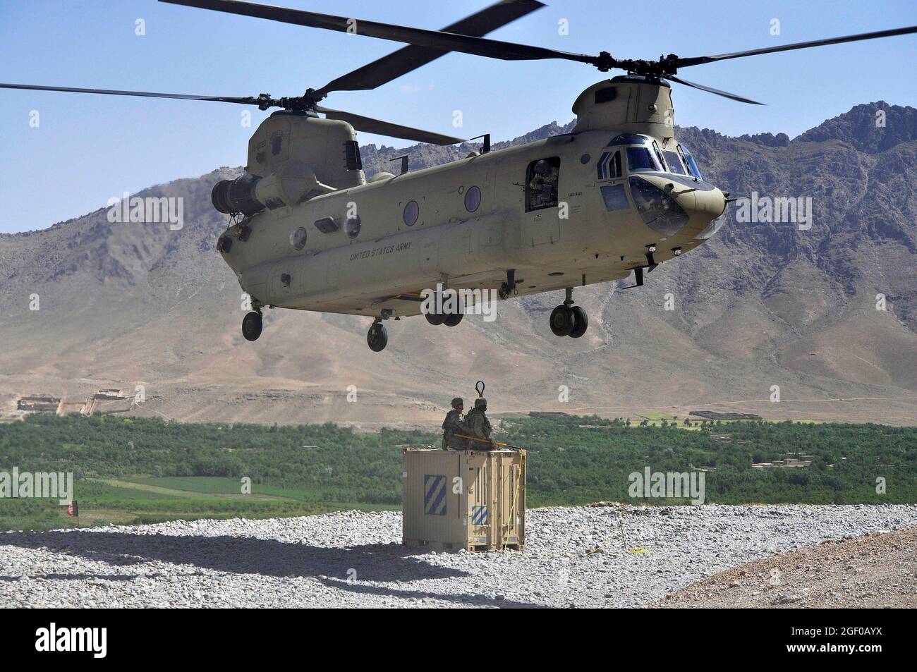 Ein CH-47 Chinook bereitet sich darauf vor, einen Container in Chorah, Afghanistan, am 12. Mai 2013 zu schleudern. Die Chinooks, geflogen von Mitgliedern der Bravo Company, des 2. Bataillons, des 104. Luftfahrtregiments der Nationalgarde der Connecticut und Pennsylvania Army, haben seit ihrer Ankunft im Dezember 2012 durch Nachschub-, Rückschritt- und geplante Einsätze eine wichtige Rolle bei der Mission in Afghanistan gespielt. (USA Armeefoto von Sgt. Jessi Ann McCormick) Stockfoto