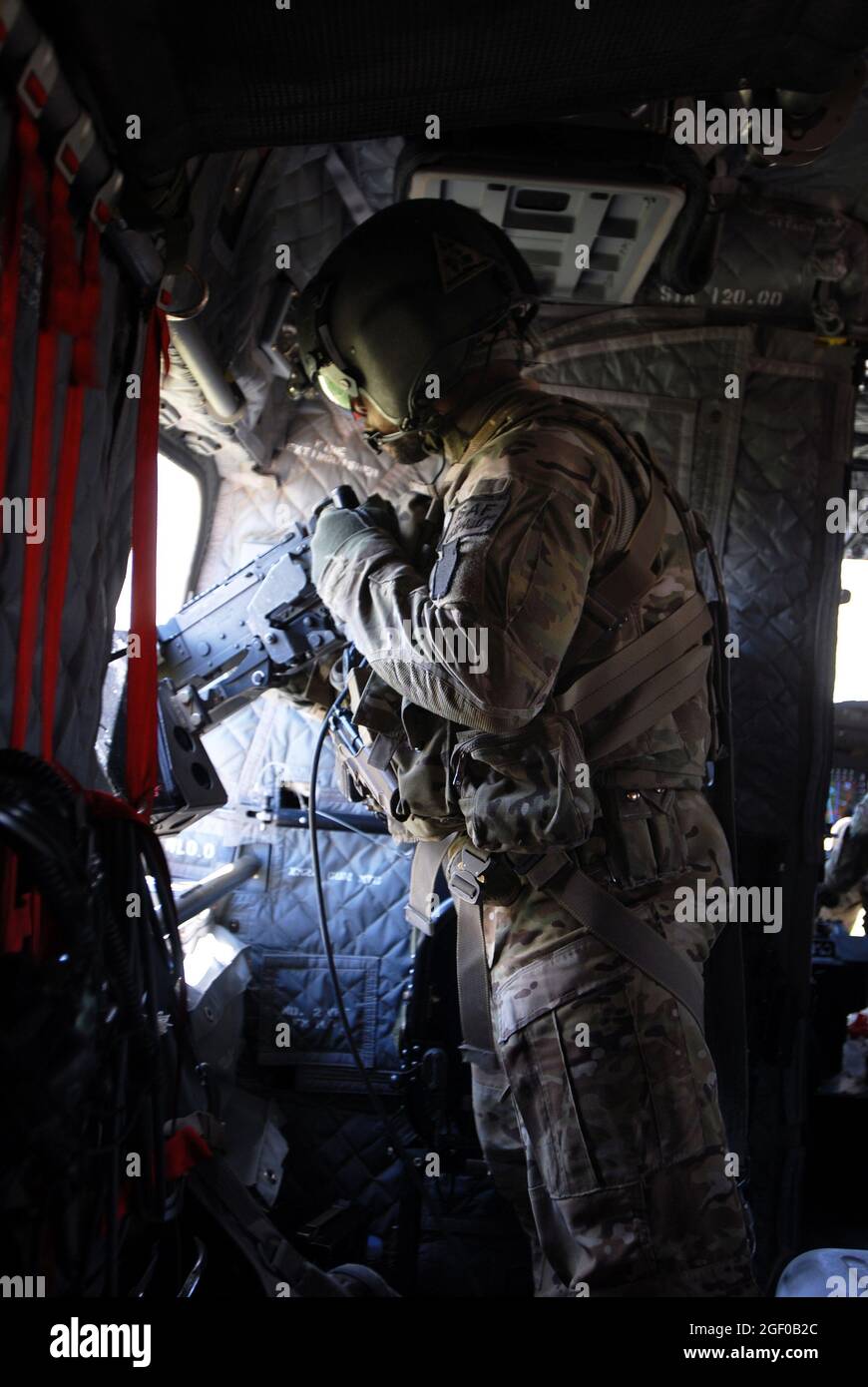 Sgt. Shawn Adams, Schütze auf einem CH-47, scannt sein Gebiet während eines Fluges in der Provinz Uruzgan, Afghanistan, 12. Mai 2013. Die Chinooks, die von Mitgliedern der Bravo Company, des 2. Bataillons, des 104. Luftfahrtregiments der Nationalgarde der Connecticut und Pennsylvania Army betrieben werden, haben seit ihrer Ankunft im Dezember 2012 durch Nachschub-, Rückschritt- und geplante Einsätze eine wichtige Rolle bei der Mission in Afghanistan gespielt. (USA Armeefoto von Sgt. Jessi Ann McCormick) Stockfoto