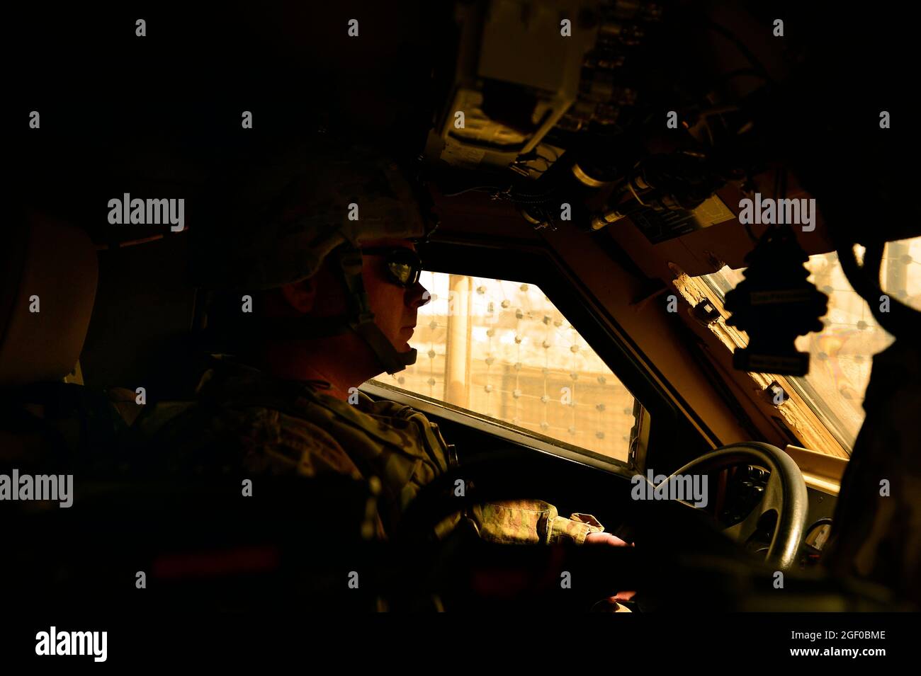 US Air Force Staff Sgt. Derek Butori, 4. Infanterie-Division, Amunition-Berater der Afghanistan National Army, fährt ein M-ATV Mine-resistentes, mit Hinterhalt geschütztes Fahrzeug während eines Konvois zur Weiterleitung der Operationsbasis Lindsey und eines Anlagebands der Afghan National Army, Kandahar, Afghanistan, 13. März 2014. Butori, der vom 31. Munitionsgeschwader, Aviano Air Base, Italien, eingesetzt wurde, ist ein gebürtiger Dillon, Montana, der die ANA bei der Verwendung von mehr als 5130 Millionen in Munitionsmitteln, bei der Rechenschaftspflicht von ANA-Waffen und bei der Entsorgung von Sprengkörpern berät. Butori wird für die Operation Enduring Freedom auf einem eingesetzt Stockfoto