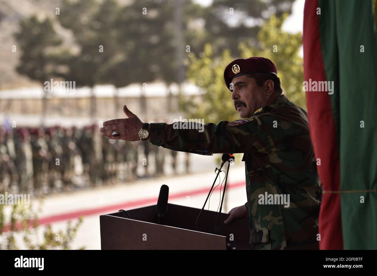 KABUL, Afghanistan – Afghanistans oberes Kommando, General LT. General Bismillah Waziri, spricht während einer Abschlusszeremonie in der Nähe von Kabul, Afghanistan, am 16. Oktober 2018, neue Kommandos an. „Sie sind die wahren Söhne und Verteidiger unseres großen Landes“, sagte Waziri. (NATO-Foto von U.S. Army Master Sgt. Felix Figueroa, NSOCC-A) Stockfoto