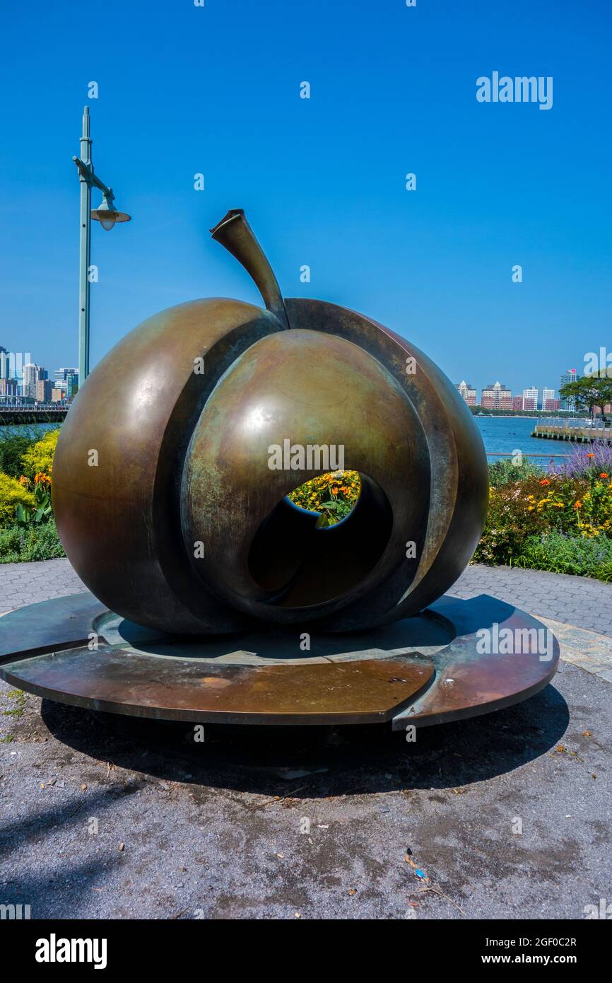 Bronzeskulptur namens Apple von Stephan Weiss im Hudson River Park, New York City, NY, USA Stockfoto