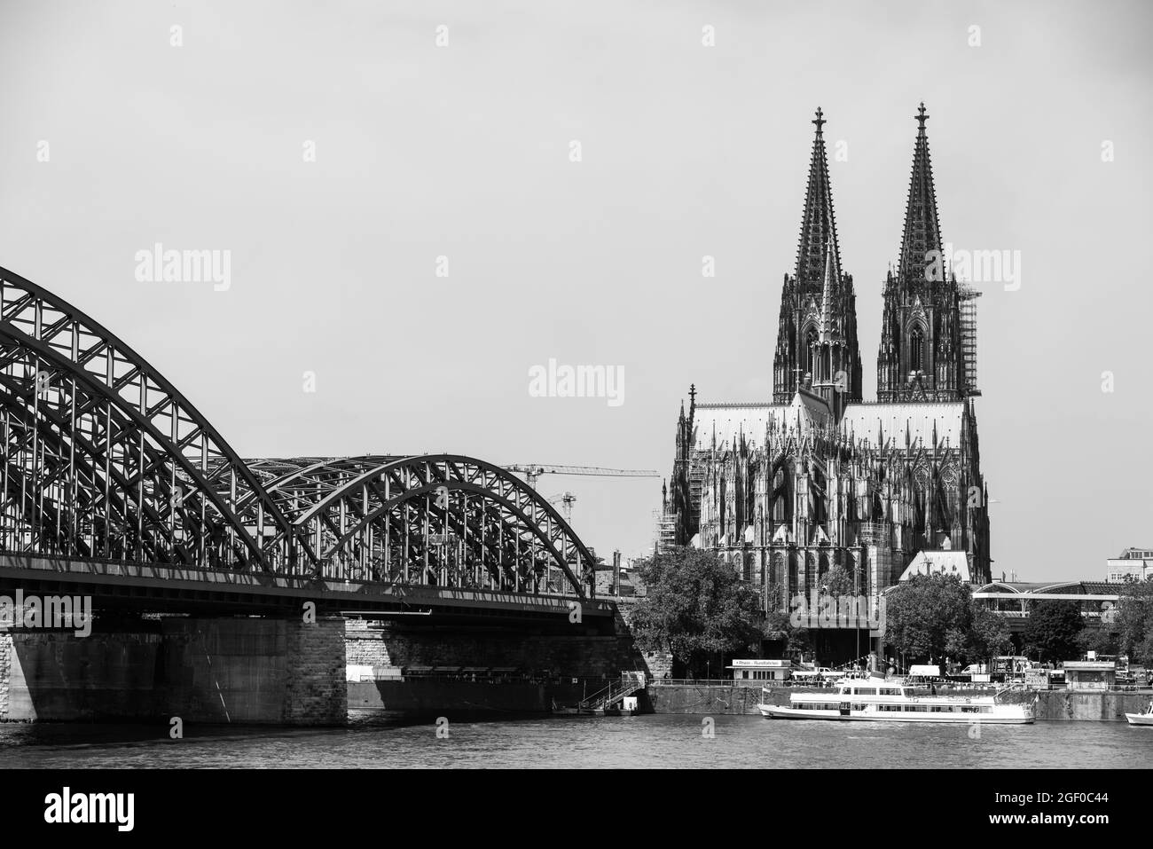 Silhouette des Kölner Doms und der Hohenzollernbrücke - STADT KÖLN, DEUTSCHLAND - 25. JUNI 2021 Stockfoto