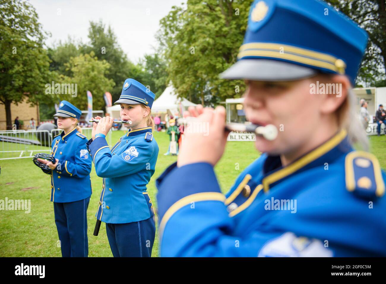 Schleswig, Deutschland. August 2021. Musiker des Schleswiger Spielmannzug spielen für die Besucher während des Bürgerfestes anlässlich des 75-jährigen Bestehens des Landes Schleswig-Holstein auf dem Gelände von Schloss Gottorf. Quelle: Gregor Fischer/dpa/Alamy Live News Stockfoto