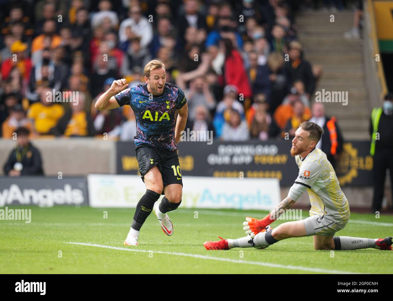 Wolverhampton, Großbritannien. August 2021. Harry Kane von Spurs sieht, wie Torschütze Jose Sa von Wolves am 22. August 2021 im Premier League-Spiel zwischen Wolverhampton Wanderers und Tottenham Hotspur in Molineux, Wolverhampton, England, seinen Torschuss gerettet hat. Foto von Andy Rowland. Quelle: Prime Media Images/Alamy Live News Stockfoto