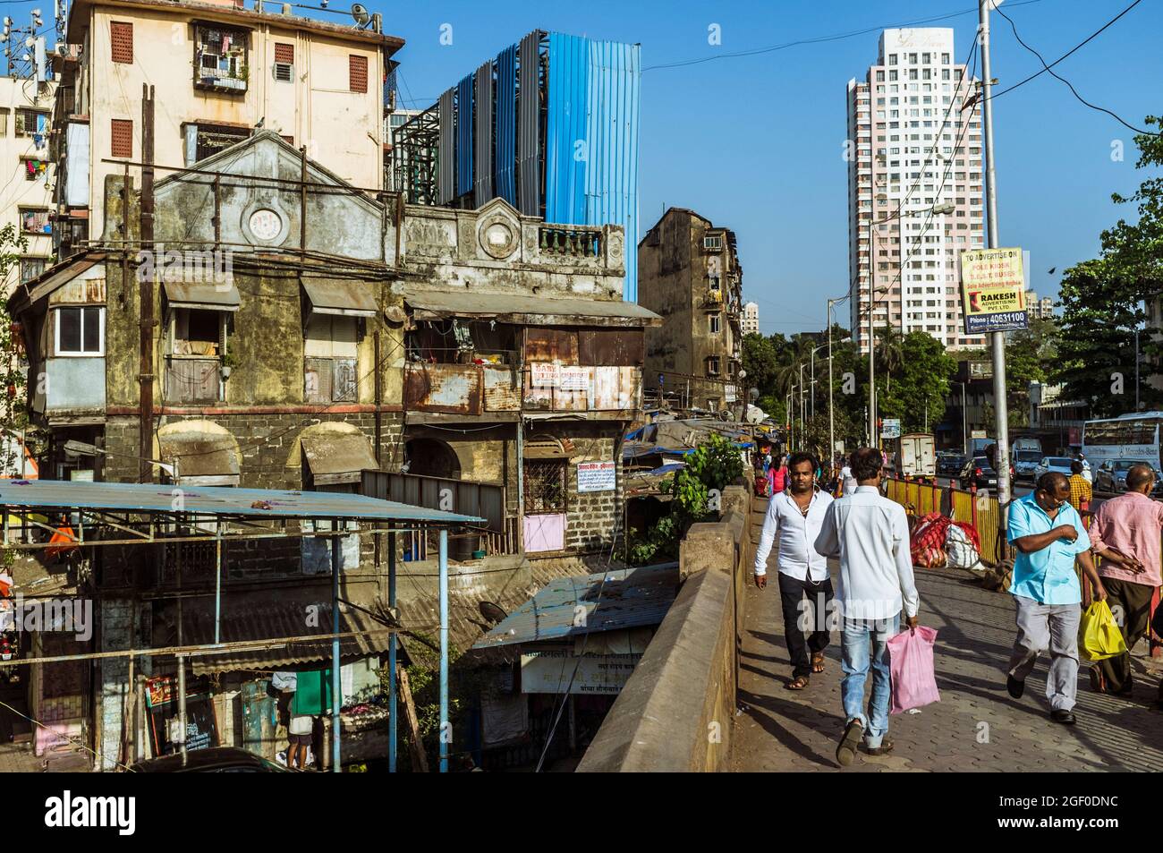 Mumbai, Maharashtra, Indien : Menschen gehen auf der Überführung des Bahnhofs Mahalaxmi in der Nähe von Dhobi Ghat im Süden von Mumbai. Stockfoto