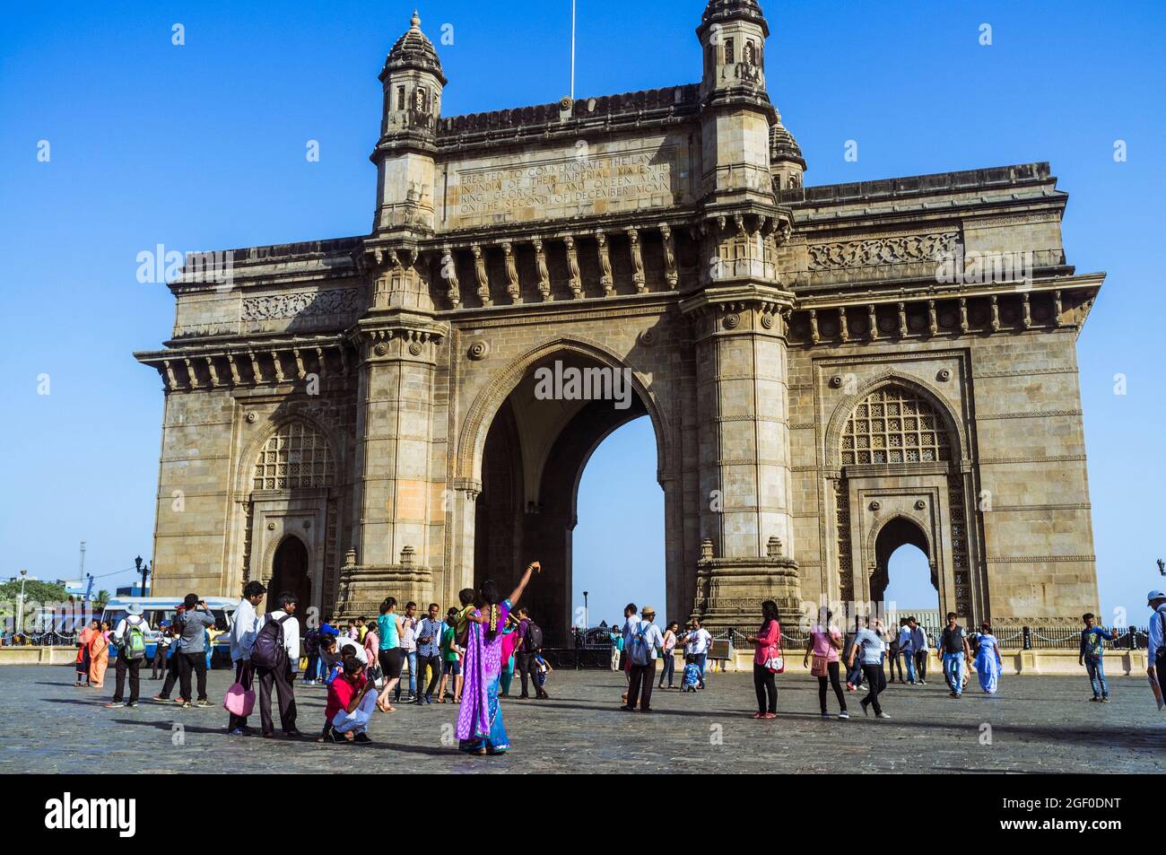 Mumbai, Maharashtra, Indien : die Menschen versammeln sich um das Tor von Indien monumentalen Bogen zwischen 1913 und 1924 im indo-Sarazenen Stil gebaut. Stockfoto