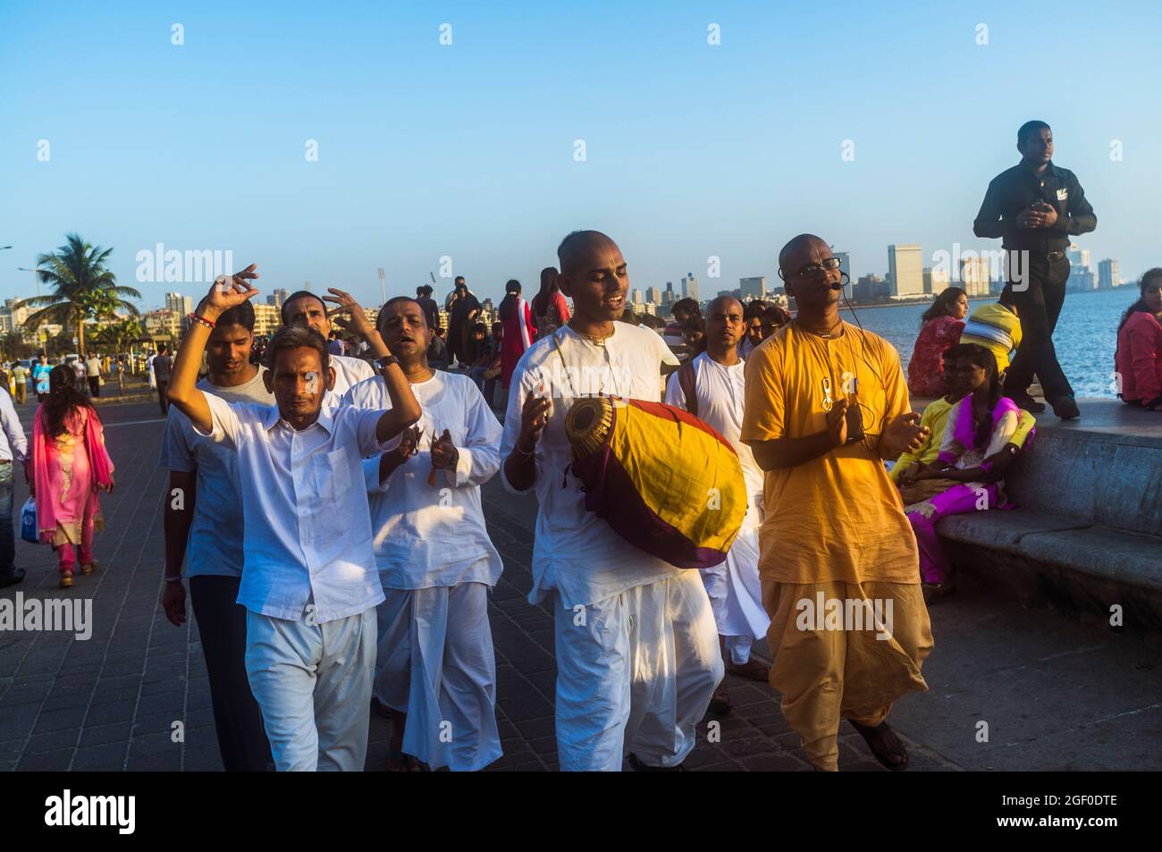 Mumbai, Maharashtra, Indien : EINE Gruppe von Hare Krishna-Anhängern zieht entlang der 3.6 Kilometer langen Marine Drive Promenade am Arabischen Meer entlang. Stockfoto
