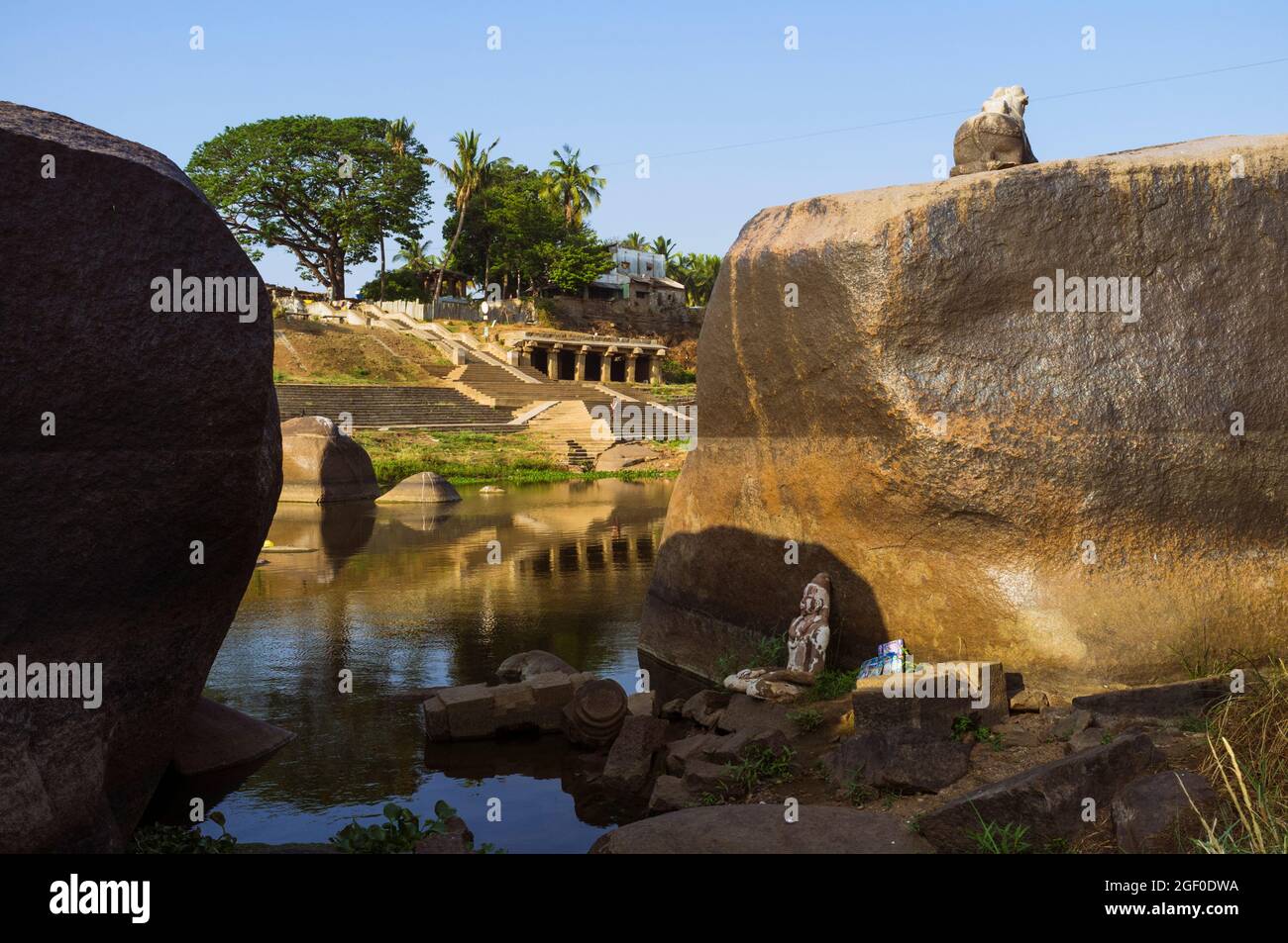 Hampi, Karnataka, Indien: Lord Shiva und Nandi Statuen zwischen den Felsblöcken des Flusses Tungabadra. Stockfoto