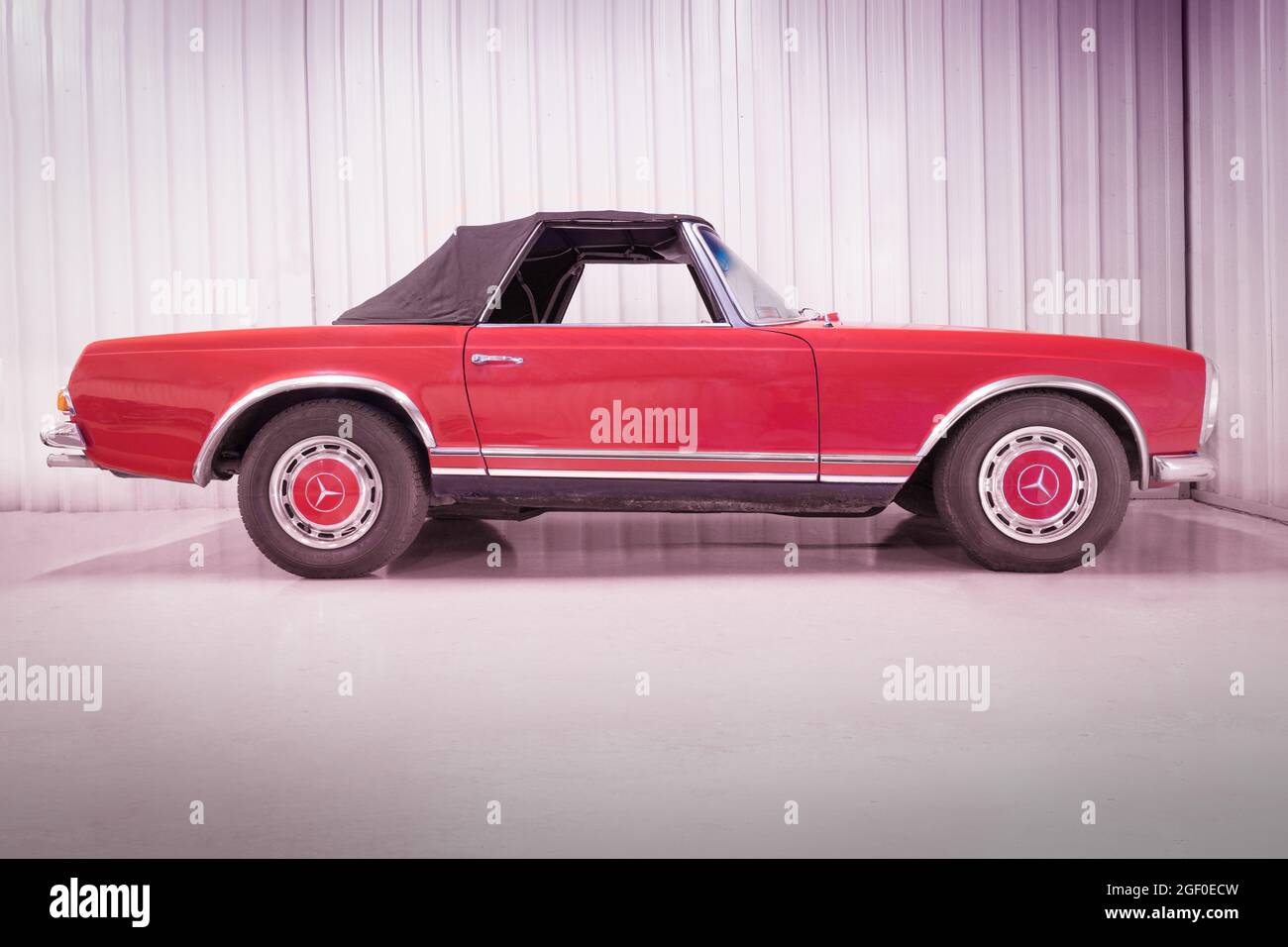 GALDAMES, SPANIEN-8. AUGUST 2021: 1967 Mercedes-Benz 280 SL (W113) 'Pagode' im Automobilmuseum Torre Loizaga (Miguel de la Via) Stockfoto