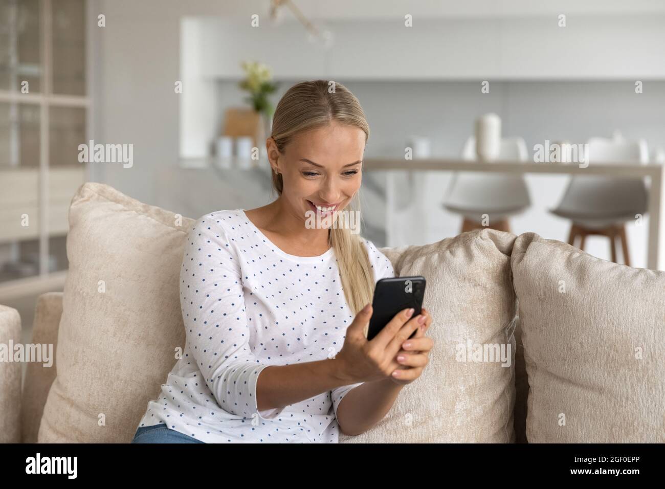 Glücklich aufgeregt Millennial Frau mit schönen Videoanruf reden Stockfoto
