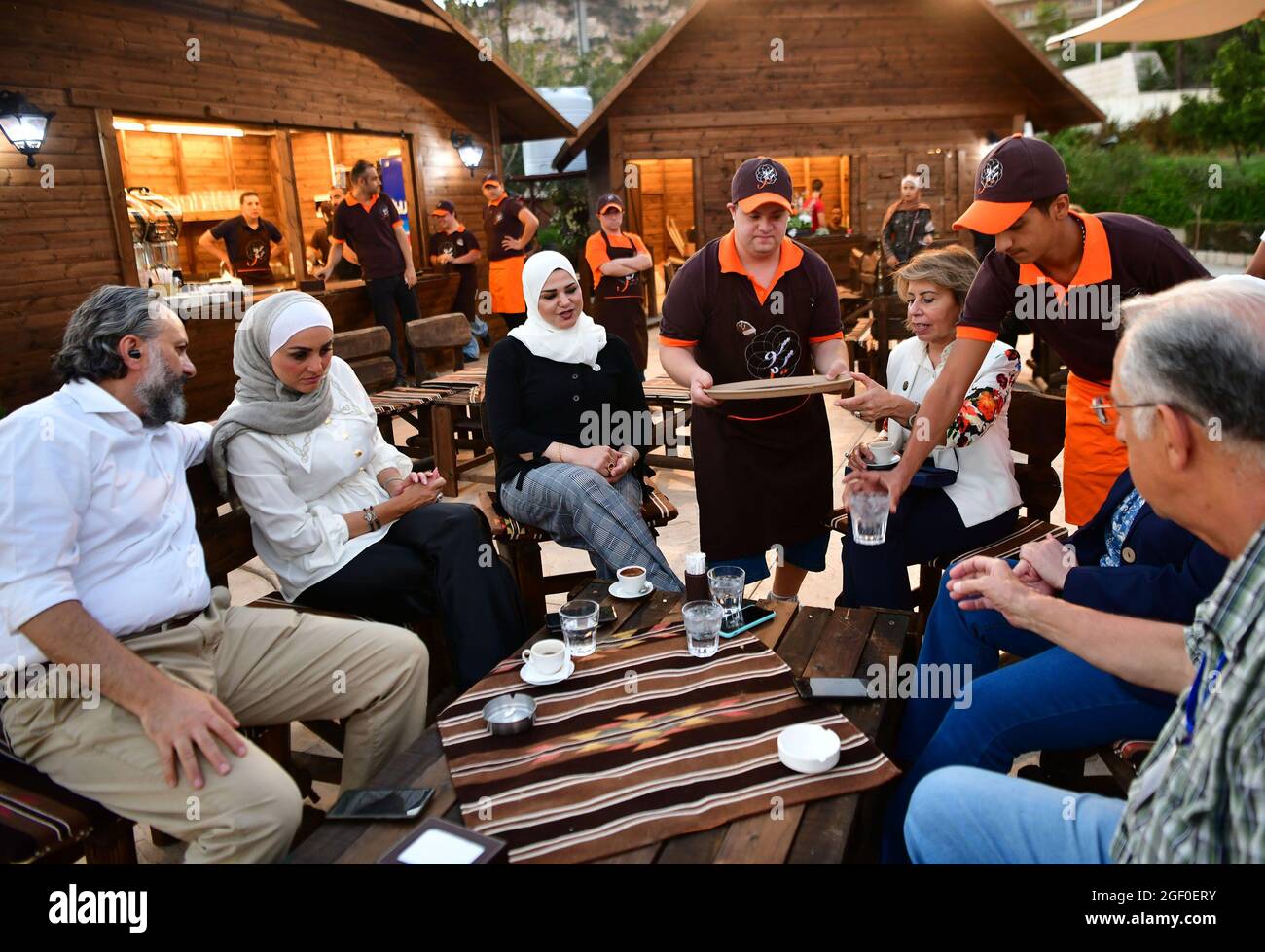 Damaskus, Syrien. August 2021. Syrer werden in einem Café namens Sucette in Damaskus, Syrien, am 21. August 2021 gesehen. Dies ist Syriens erstes Café, das von 20 Menschen mit Down-Syndrom betrieben wird und im Tishreen-Park in der Hauptstadt Damaskus eingerichtet wurde. DAZU: 'Feature: Syria opens 1st Cafe run by People with Down Syndrome' Credit: Ammar Safarjalani/Xinhua/Alamy Live News Stockfoto