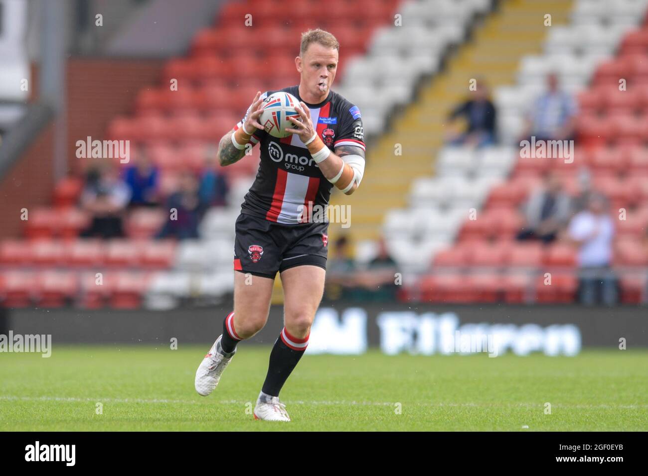 Kevin Brown (7) von Salford Red Devils läuft mit dem Ball in Leigh, Vereinigtes Königreich am 8/22/2021. (Foto von Simon Whitehead/News Images/Sipa USA) Stockfoto