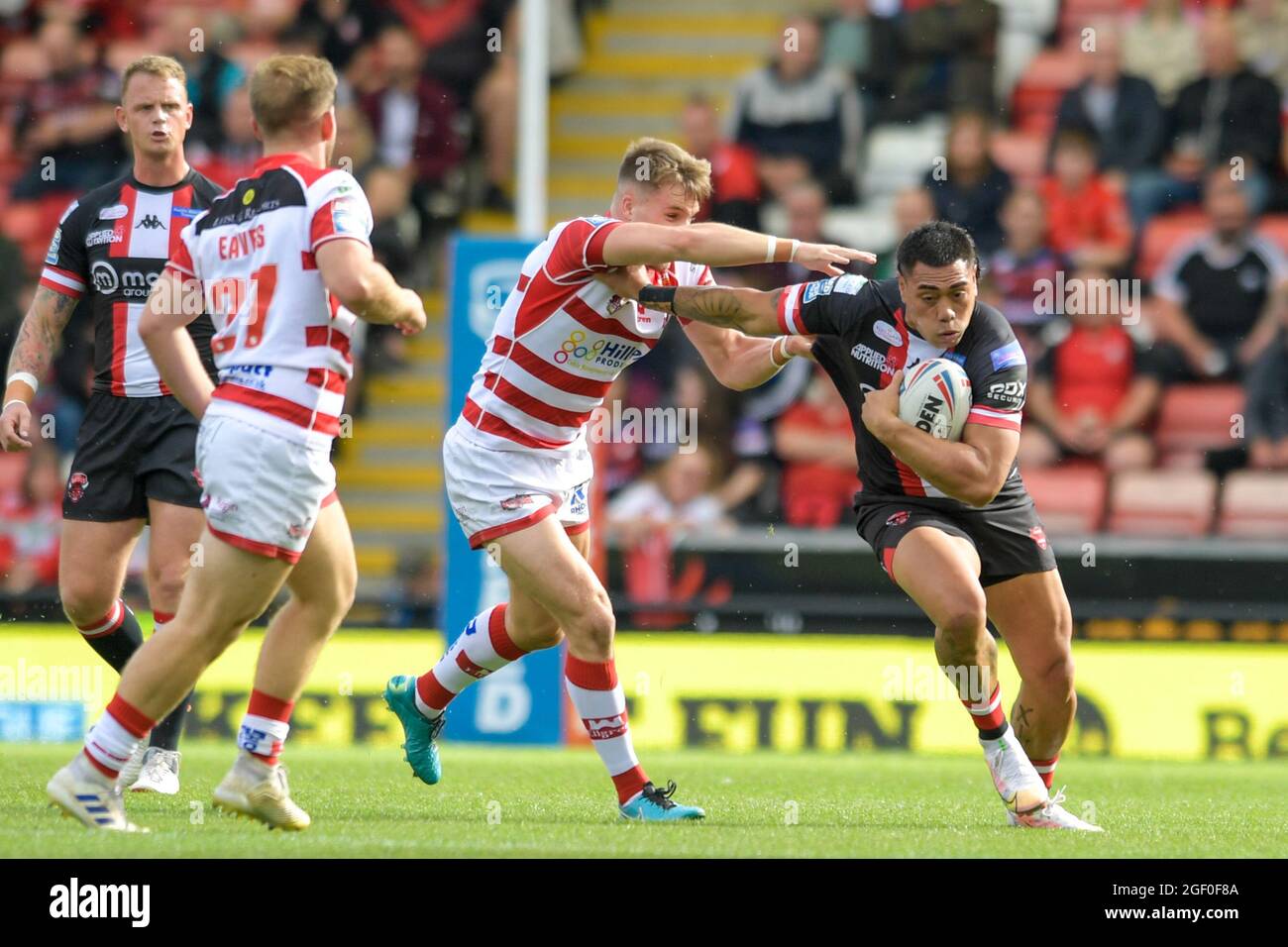 Ken Sio (2) von Salford Red Devils beginnt eine Angriffsbewegung Stockfoto