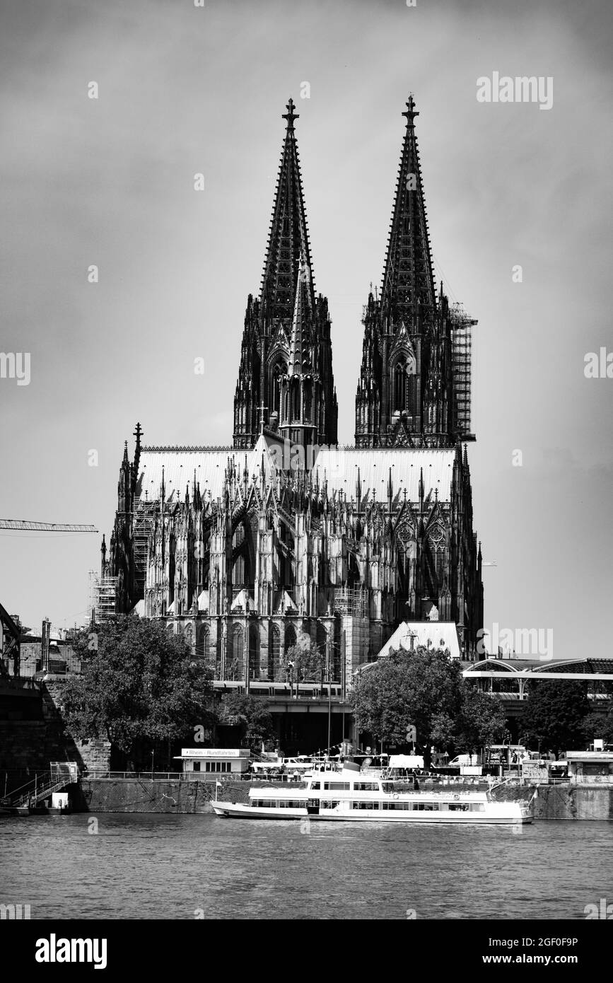 Silhouette des Kölner Doms und der Hohenzollernbrücke - STADT KÖLN, DEUTSCHLAND - 25. JUNI 2021 Stockfoto