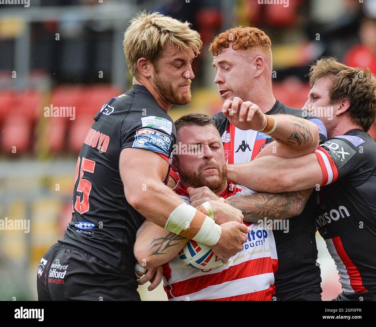 Leigh, England - 22. August 2021 - Adam Sidlow von Leigh Centurions, eingewickelt von Jack Ormonroyd, Harvey Livett und Dan Sarginson von Salford Red Devils während der Rugby League Betfred Super League Leigh Centurions gegen Salford Red Devils im Leigh Sports Village Stadium, Leigh, UK Dean Williams Stockfoto