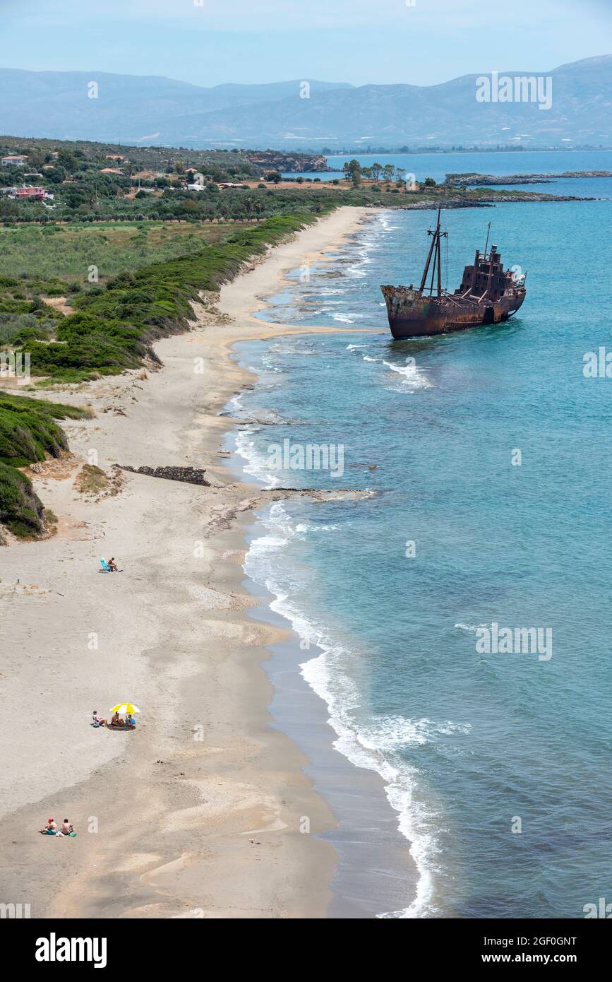 Das Schiffswrack von Dimitrios am Strand von Valtaki in der Nähe von Gythio. Lakonien, Südpeloponnes, Griechenland. Stockfoto