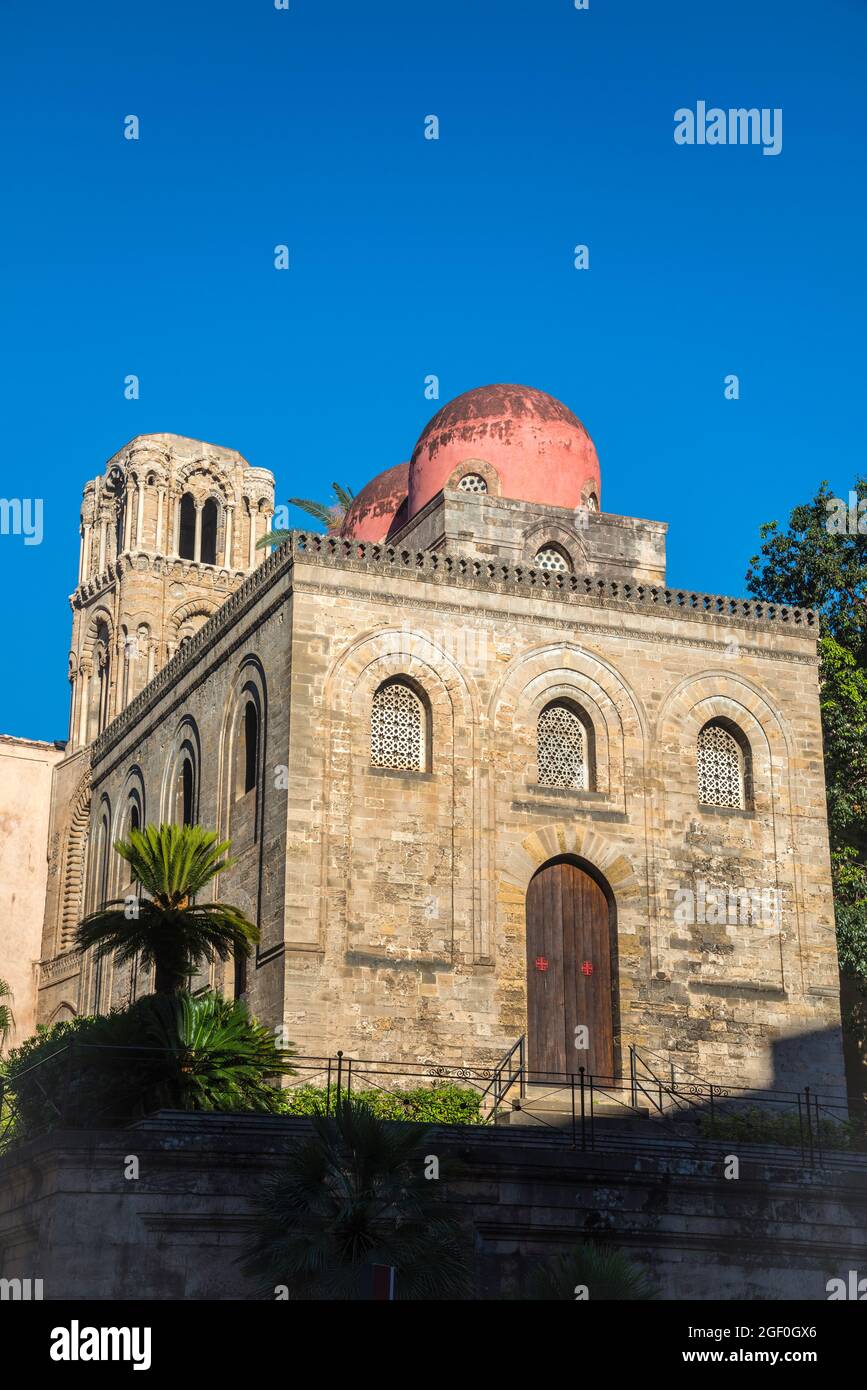 San Cataldo Kirche mit seinem rosa Kuppeln und der Glockenturm von Santa Maria dell'Ammiraglio, La Martorana, hinter, in der Piazza Bellini, zentrale Palerm Stockfoto