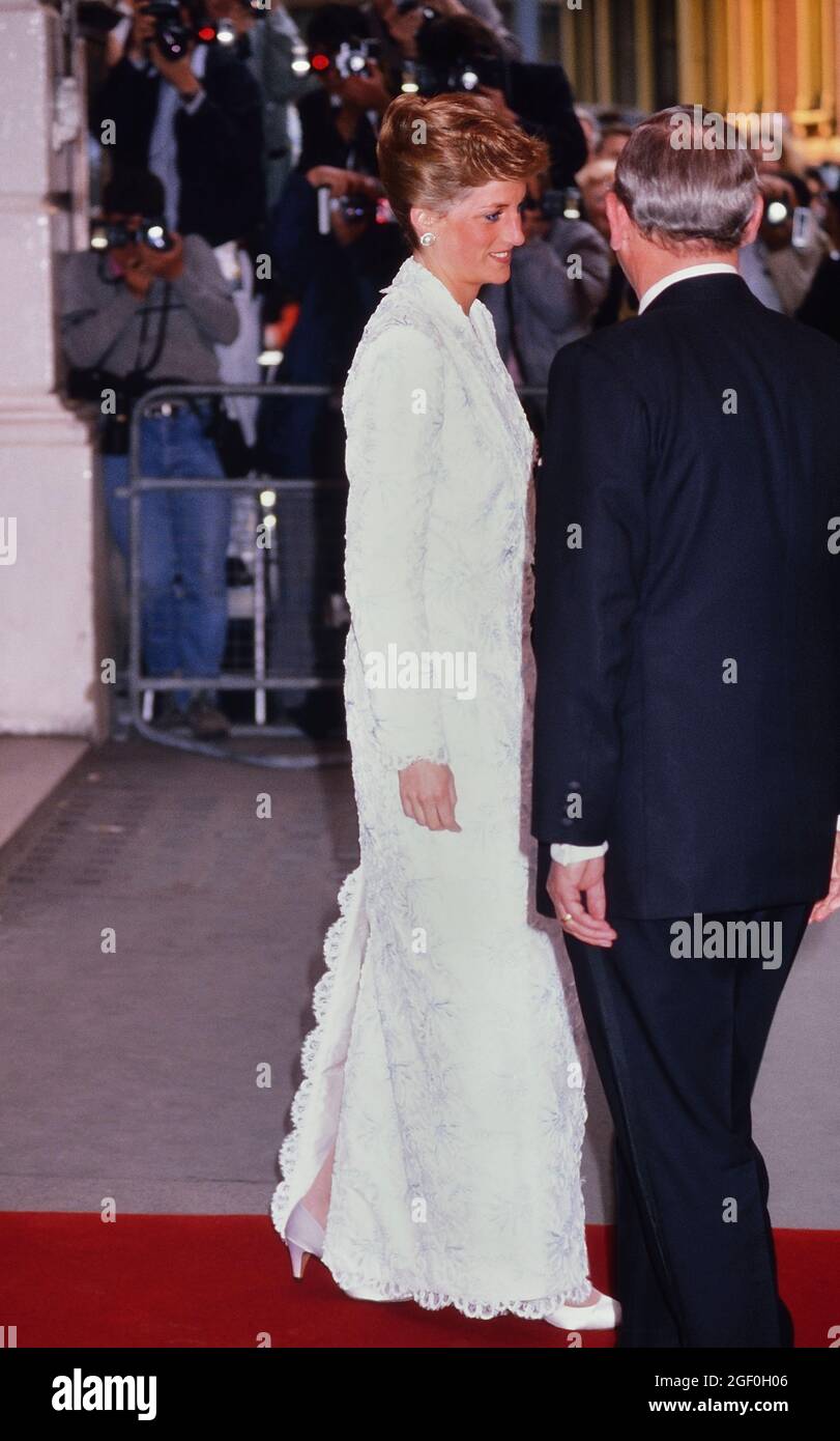 Prinzessin Diana verließ das Opernhaus von Covent Garden nach einer königlichen Gala von „il Travatore“. LONDON, GROSSBRITANNIEN 7. JUNI 1989 Stockfoto