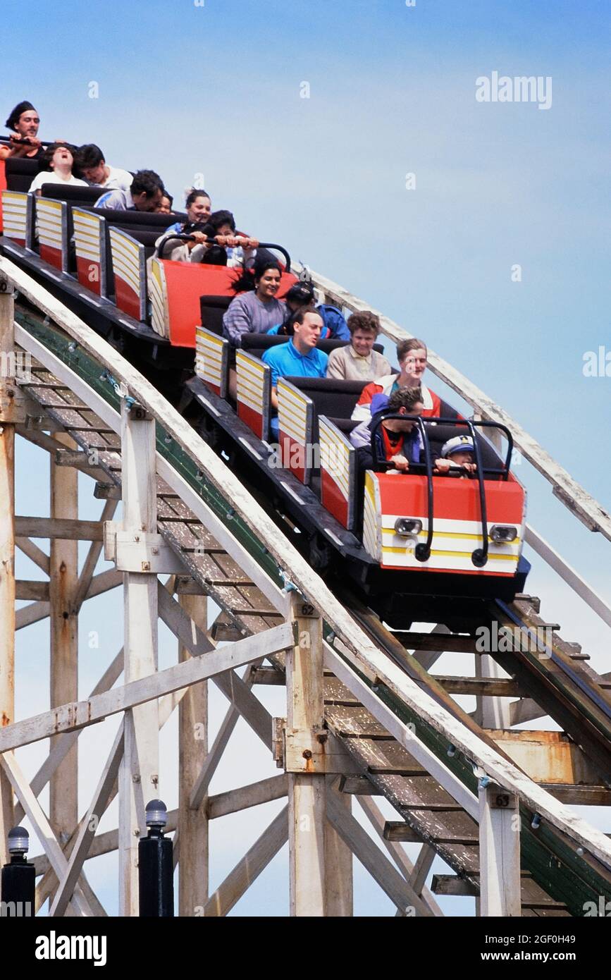 Die Originalautos auf der hölzernen Achterbahn Nickelodeon Streak. Blackpool Pleasure Beach, Pleasure Beach Resort. Blackpool, Lancashire, England, Großbritannien. Um 1988 Stockfoto