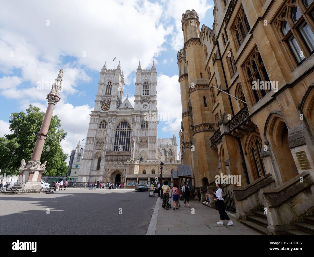 London, Greater London, England, August 10 2021: Das gotische Westminster Abbey Centre und Deans Yard Area rechts. Stockfoto