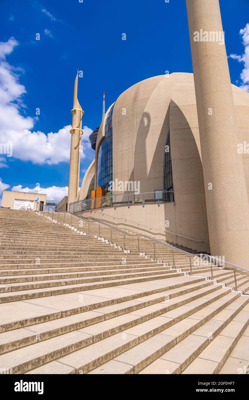 Zentrale Moschee in Köln - STADT KÖLN, DEUTSCHLAND - 25. JUNI 2021 Stockfoto