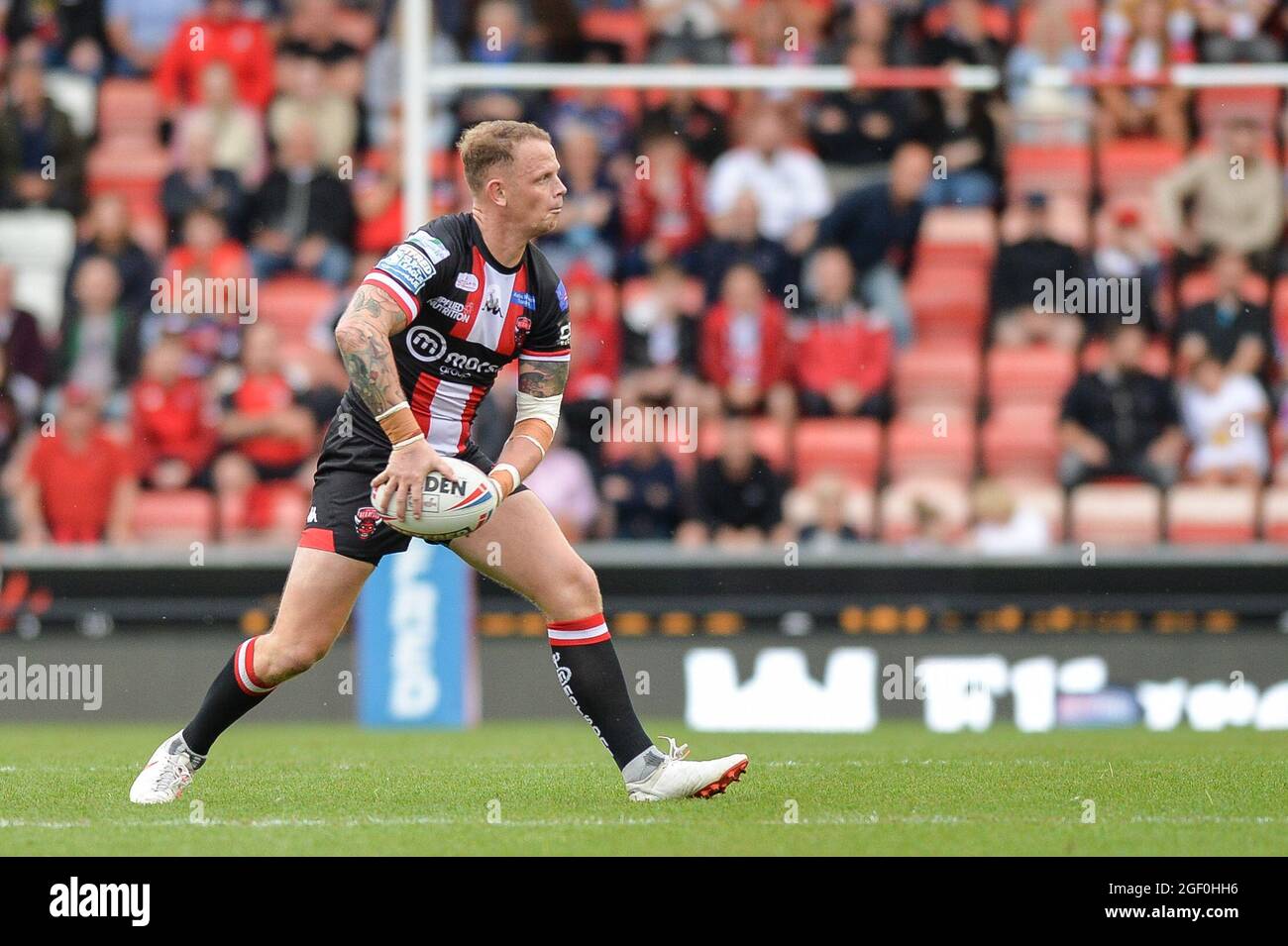 Leigh, England - 22. August 2021 - Kevin Brown (7) von Salford Red Devils in Aktion während der Rugby League Betfred Super League Leigh Centurions gegen Salford Red Devils im Leigh Sports Village Stadium, Leigh, UK Dean Williams Stockfoto