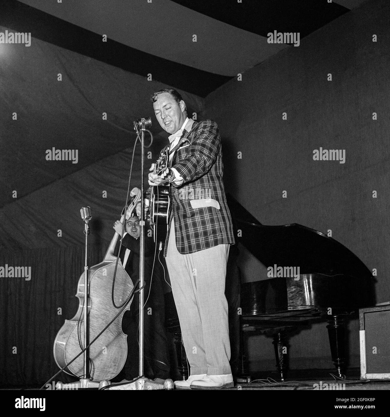 November 1958, Bill Haley spielt Gitarre und singt, Al Rex am Kontrabass, die Kometen treten auf der Bühne auf, Straßburg, Elsass, Frankreich, Europa, Stockfoto
