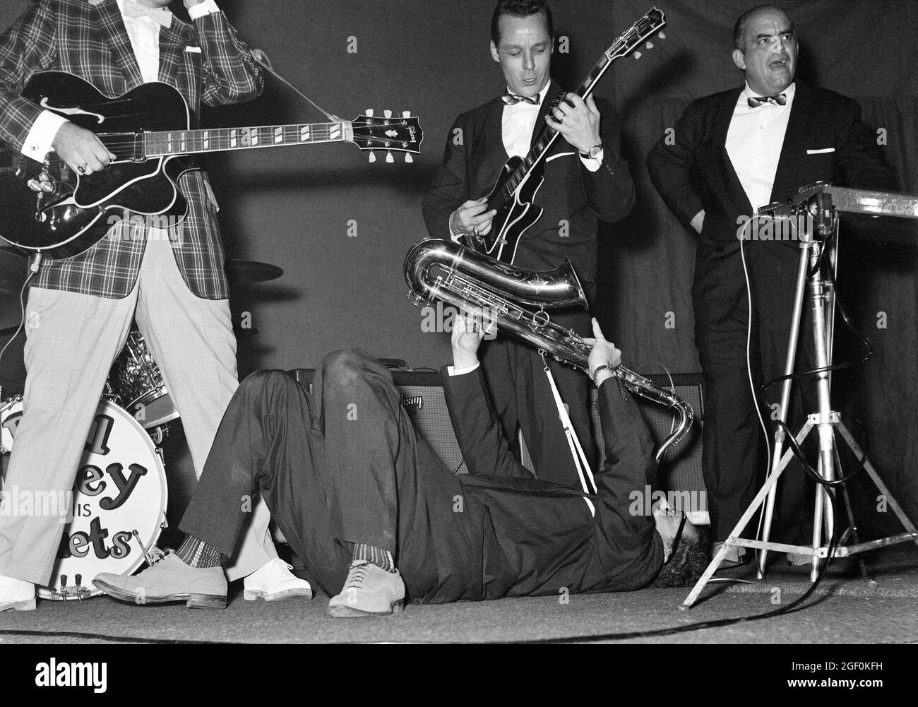 November 1958, Bill Haley und seine Kometen auf der Bühne, Rudy Pompilli legt sich beim Saxophon, Straßburg, Elsass, Frankreich, Europa, Stockfoto