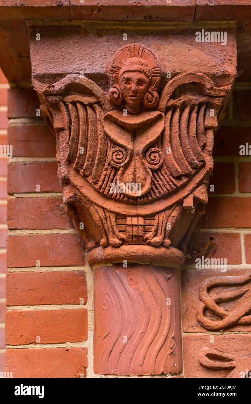 Details der Außenseite der Kunst und Kunsthandwerk Watts Cemetery Chapel, Guildford Stockfoto