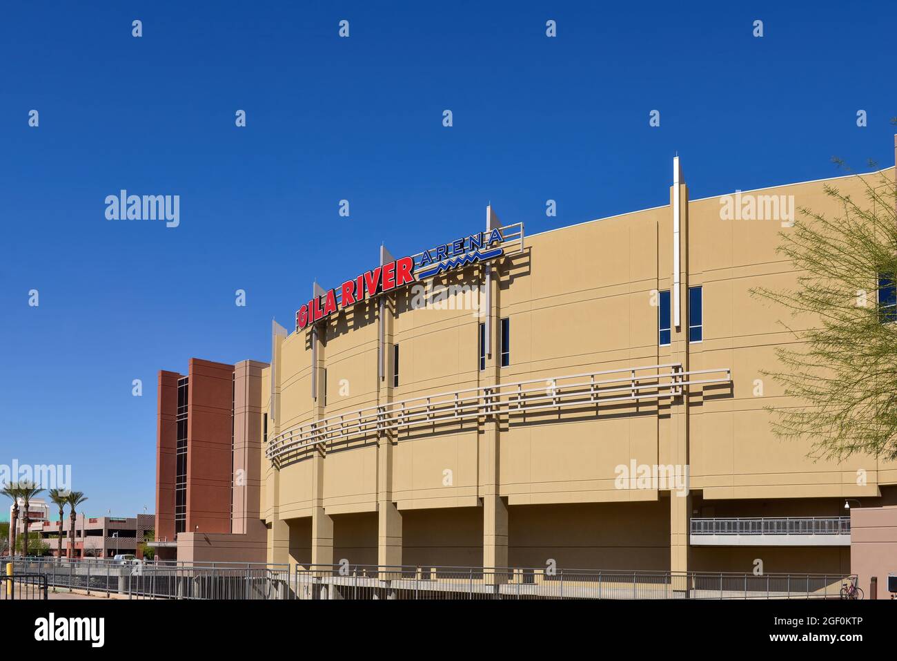 Glendale, AZ, USA - 25. Februar 2016: Die Gila River Arena, Heimat des NHL-Teams Arizona Coyotes seit 2003, nachdem sie aus der Innenstadt von Phoenix umzog. Stockfoto