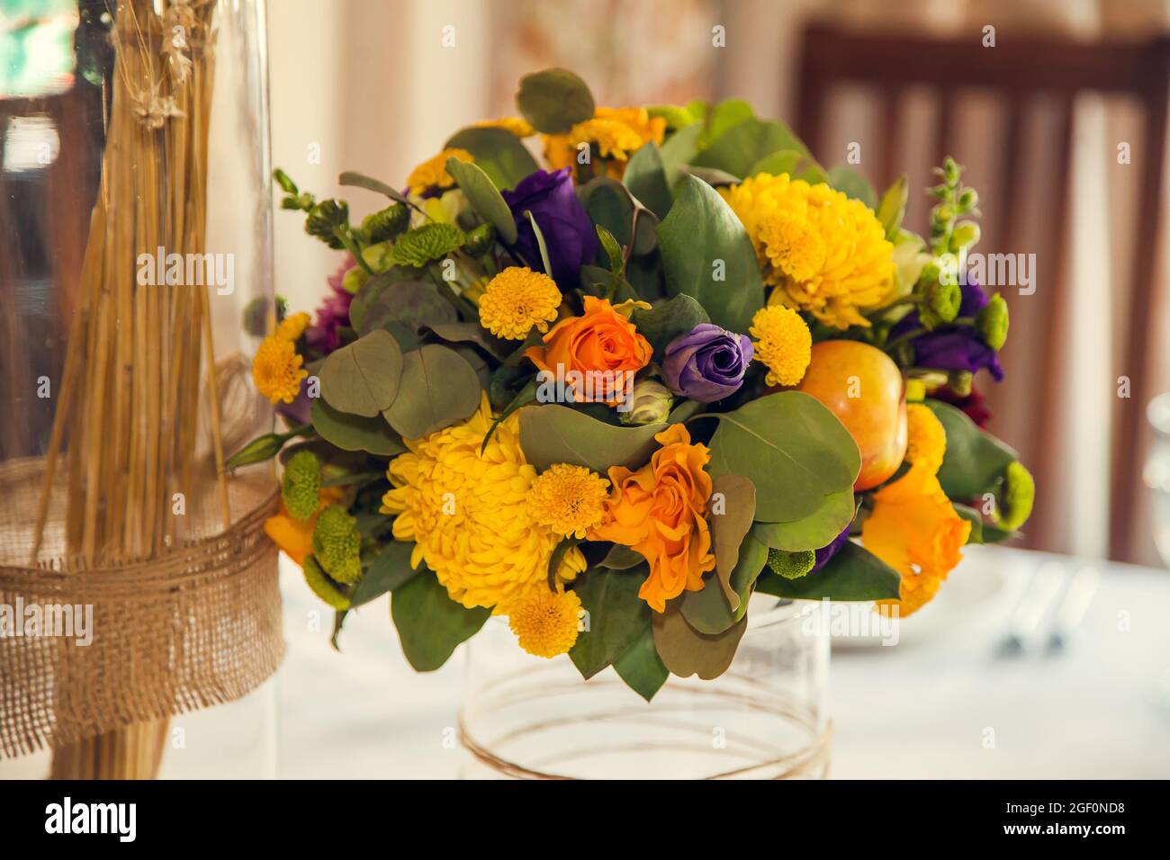 Festliche Floristik und Dekoration von Veranstaltungen Blumenarrangements im Herbststil. Stockfoto