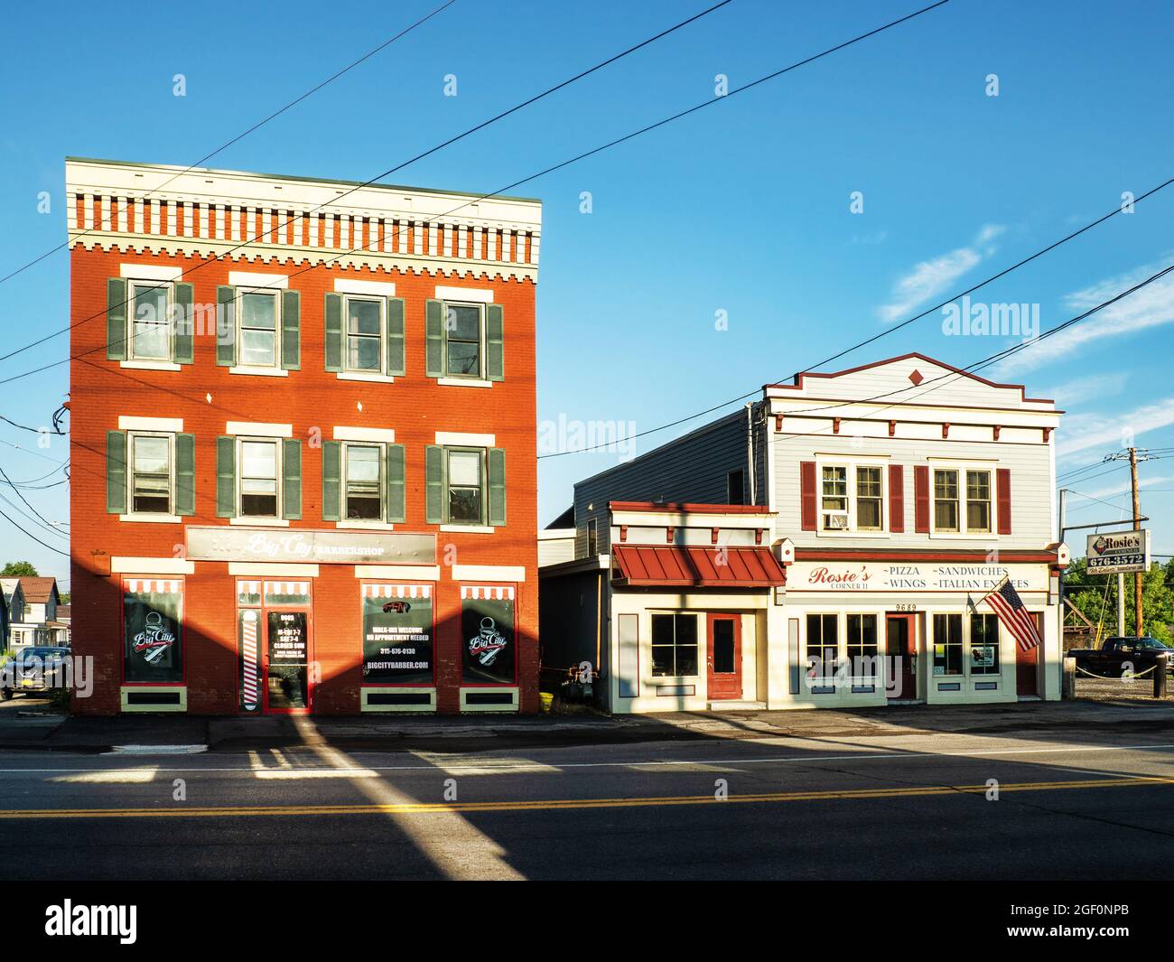Brewerton, New York, USA. August 22,2021.Blick auf einen Friseurladen und ein Restaurant im kleinen Dorf Brewerton, New York, in der Nähe der Küste von Oneida Stockfoto