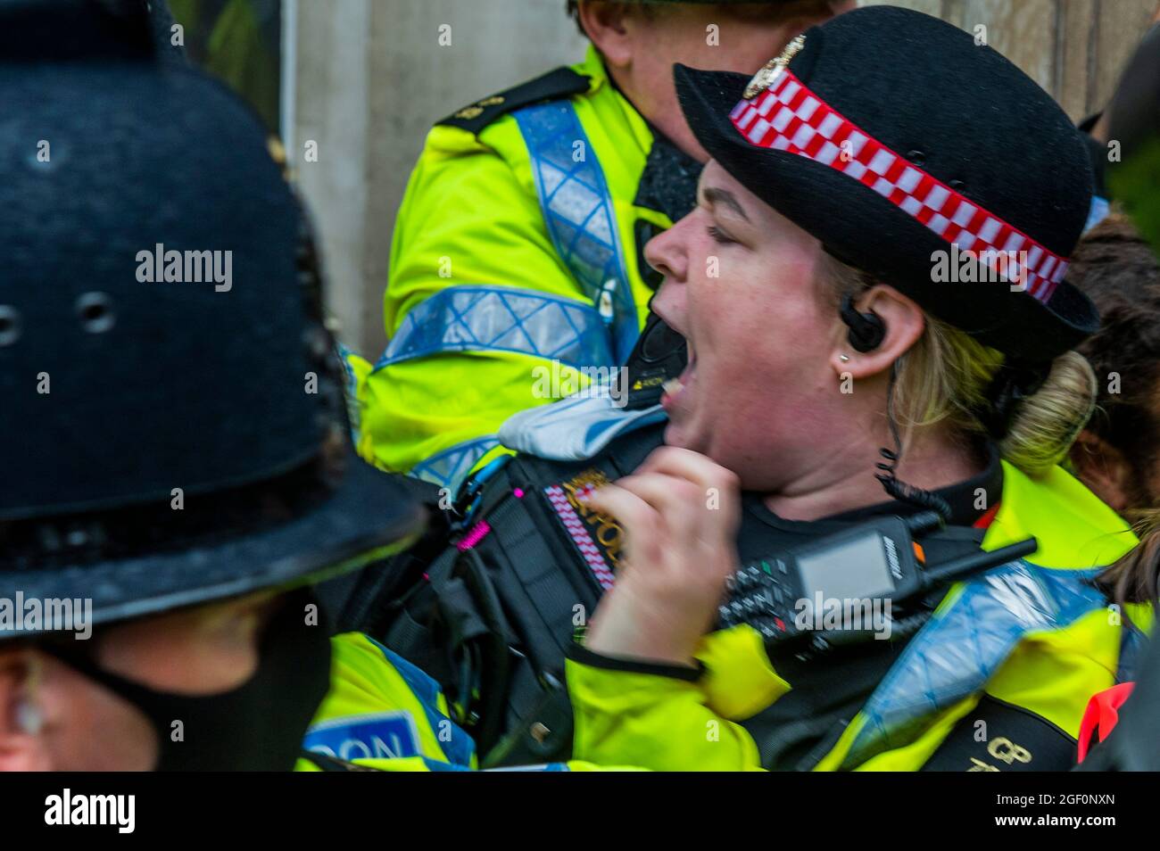 London, Großbritannien. August 2021. Die Polizei zieht ein, um die Leute zu räumen, die die Leiter schützen - EIN Sarg wird in den Guildhall gebracht und dann kletterten einige Demonstranten auf das Gebäude. Extinction Rebellion beginnt zwei Wochen lang unter dem Namen Impossible Rebellion in London. Kredit: Guy Bell/Alamy Live Nachrichten Stockfoto