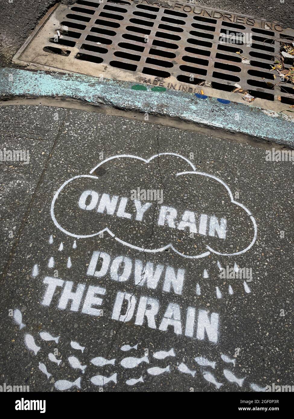 Nur Rain Down the Drain Stencil auf einer New York City Street, USA Stockfoto